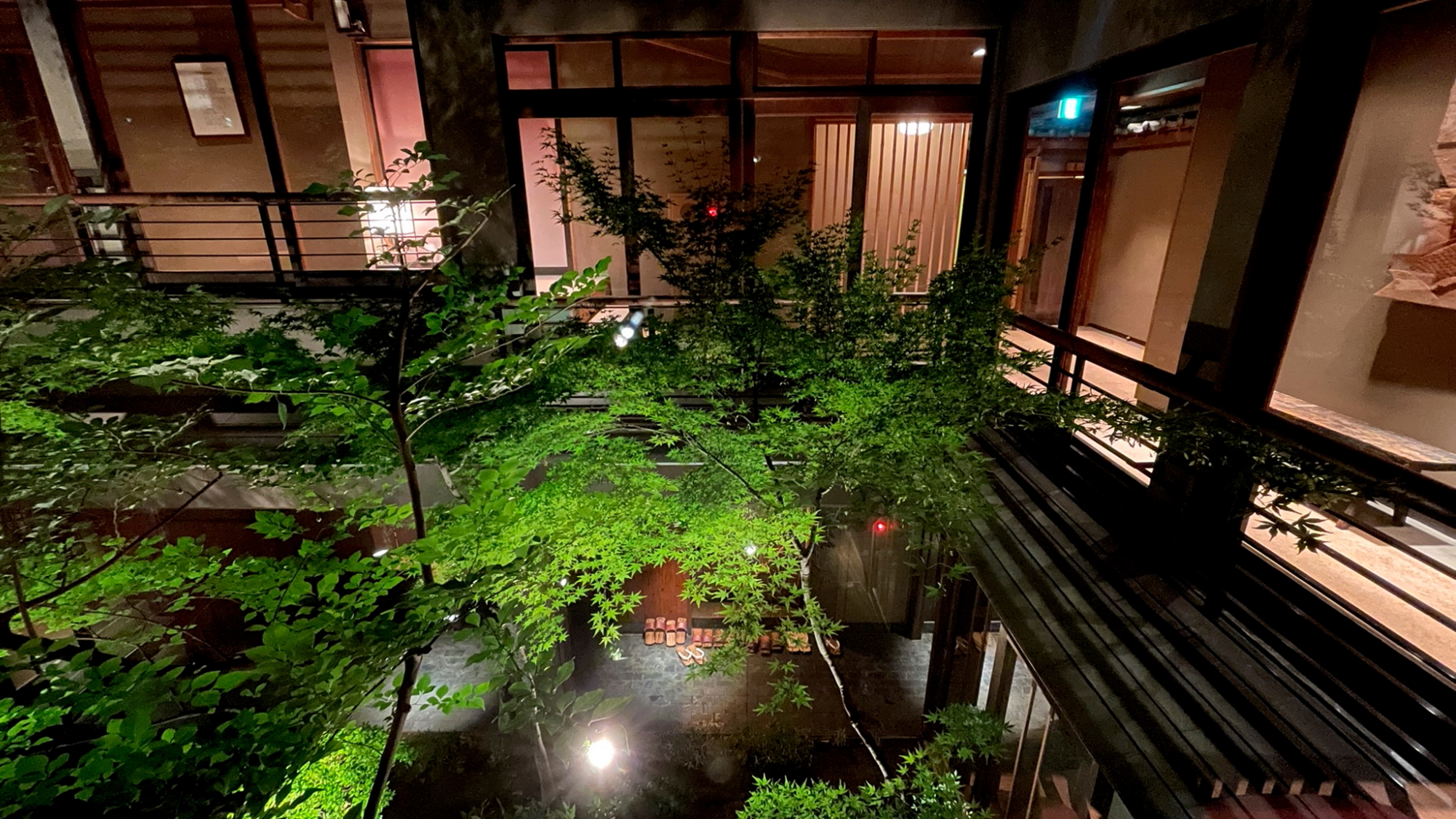 【館内 / 中庭】京都での滞在を感じさせる日本庭園を囲むようにお部屋が配置されております。
