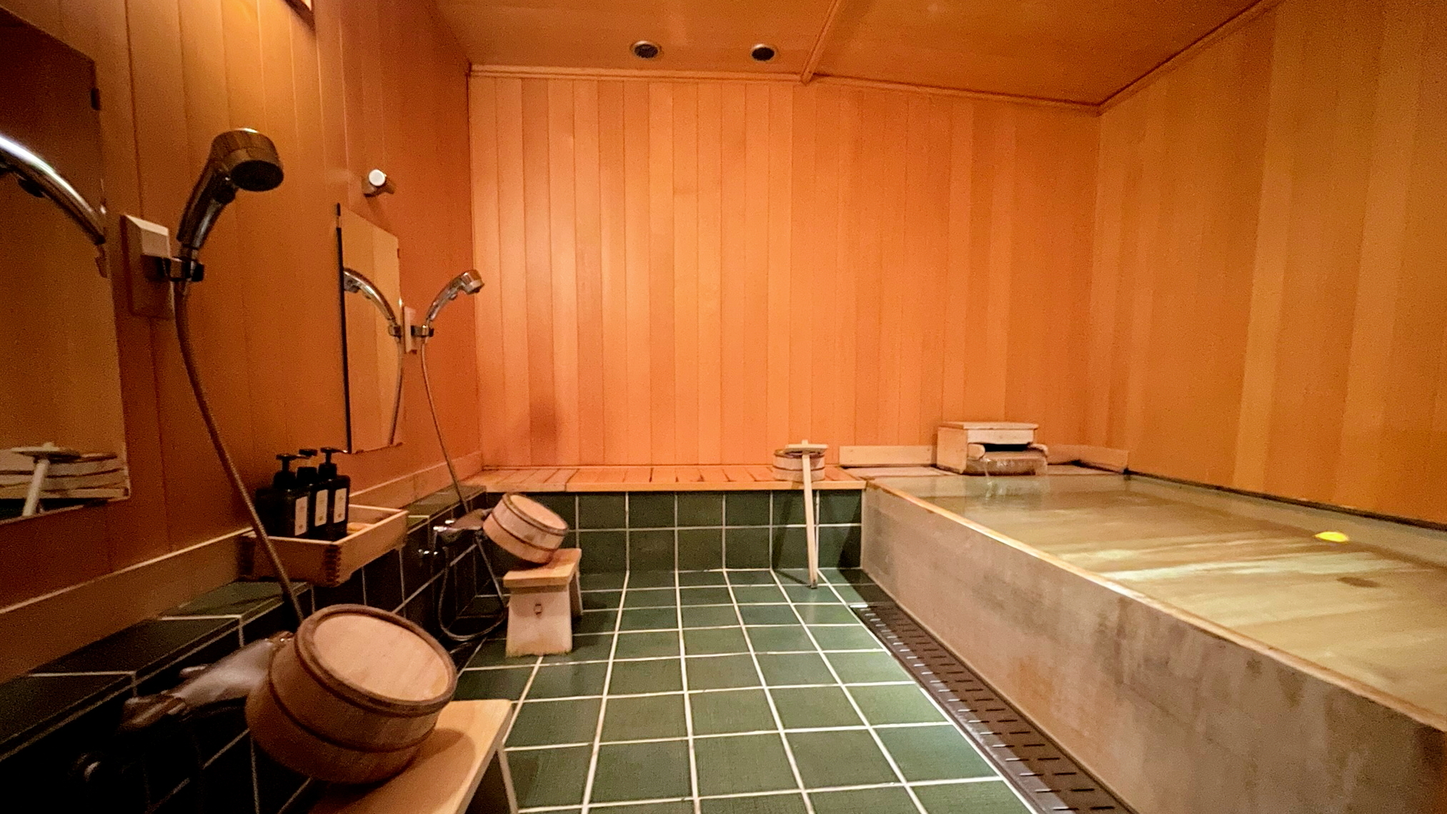 当館では1階に檜の柚子風呂を【男湯】【女湯】にてご用意しております。