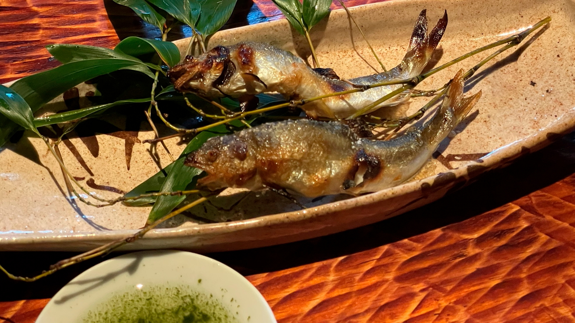 季節に応じたアレンジでお料理をご用意しております。【夕食焼き物一例：鮎】