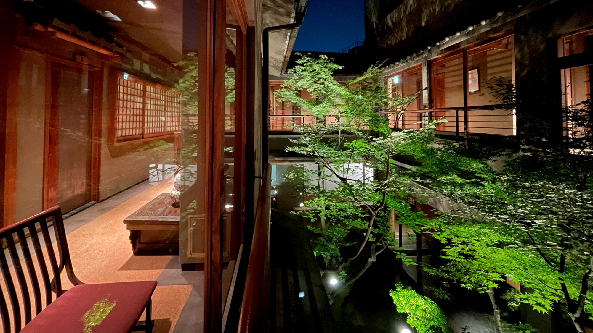 【館内 / 中庭】京都での滞在を感じさせる日本庭園を囲むようにお部屋が配置されております。