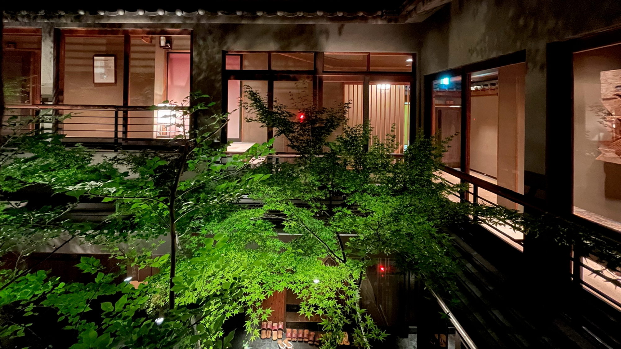 【館内 / 中庭】京都での滞在を感じさせる日本庭園を囲むようにお部屋が配置されております。
