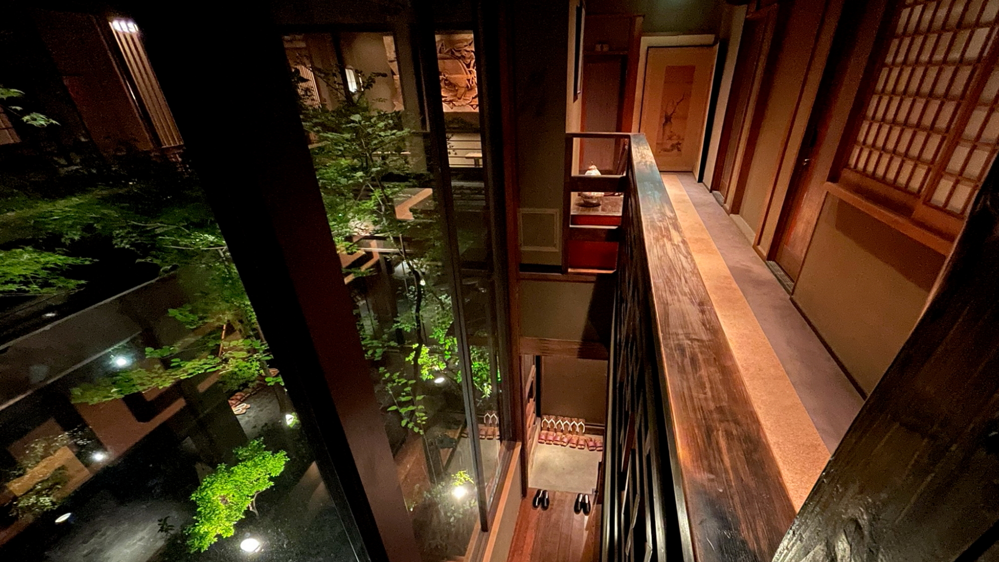 【館内 / 中庭】京都での滞在を感じさせる日本庭園を囲むようにお部屋が配置されております。