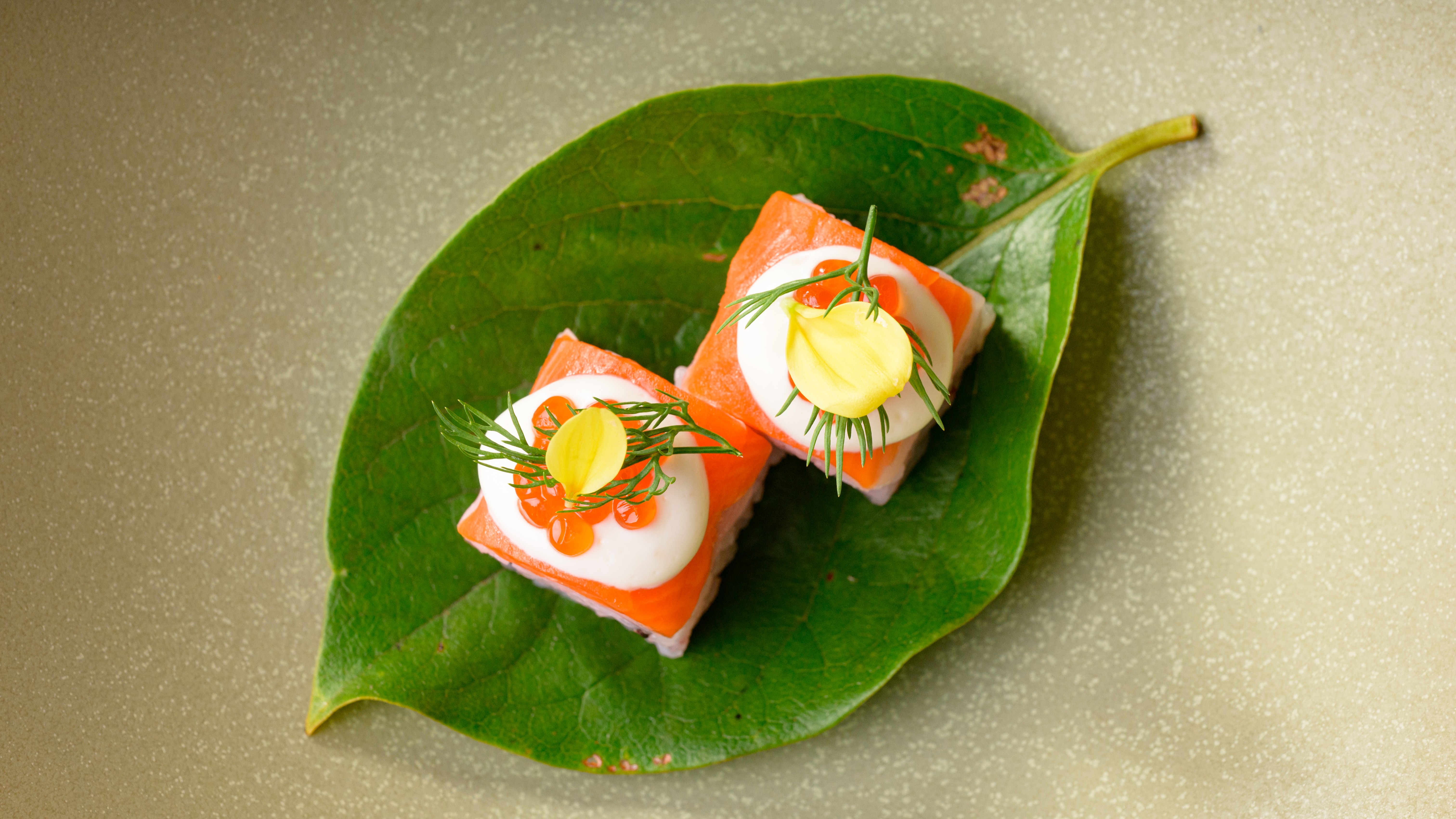 【熊野倶楽部】2025年秋《御食国》《味覚》国産 鱒の燻製小袖寿司 井倉添え