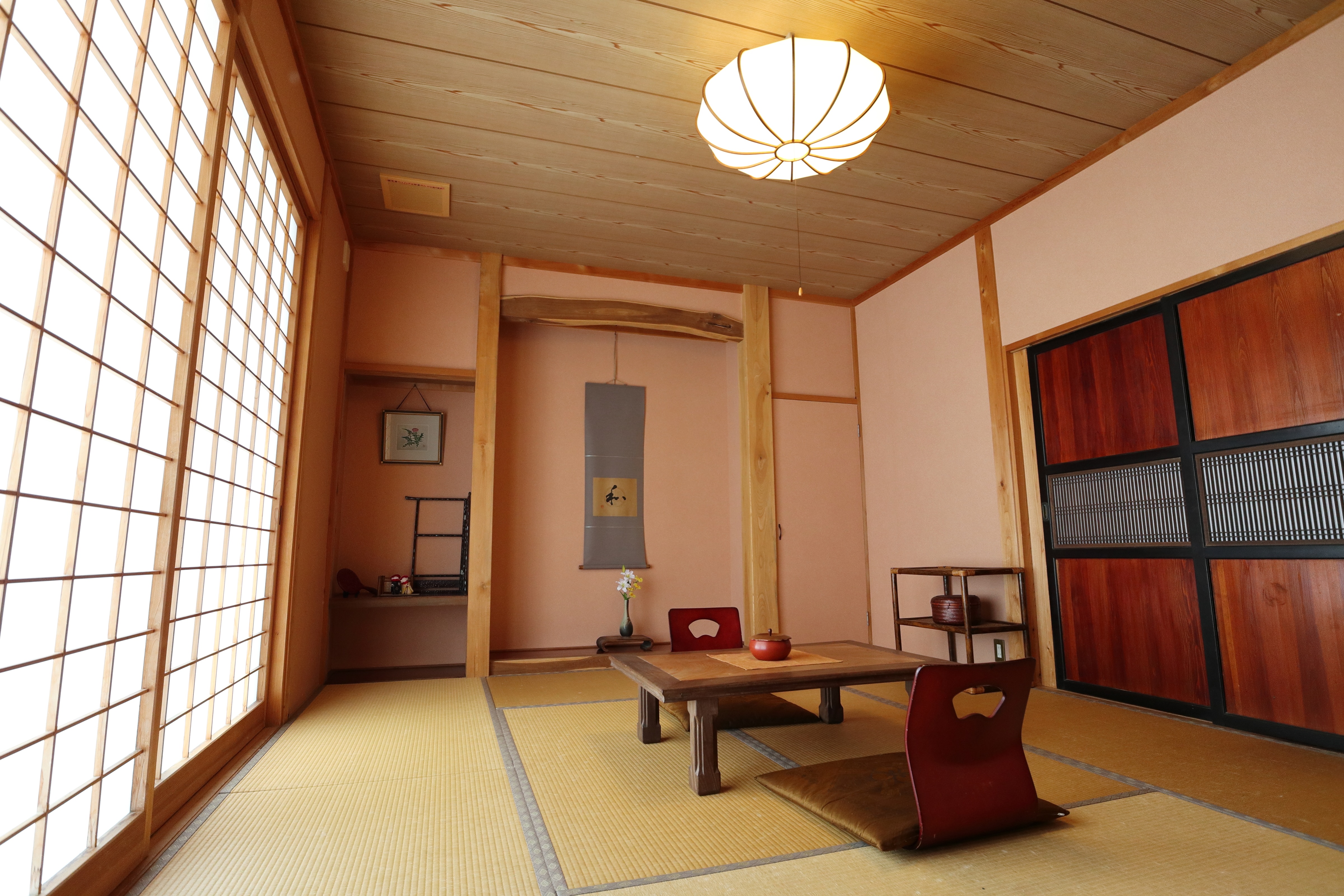 宿泊室「朝陽（あさひ）の間」　無垢の銘木を白木のまま設えた爽やかなイメージ