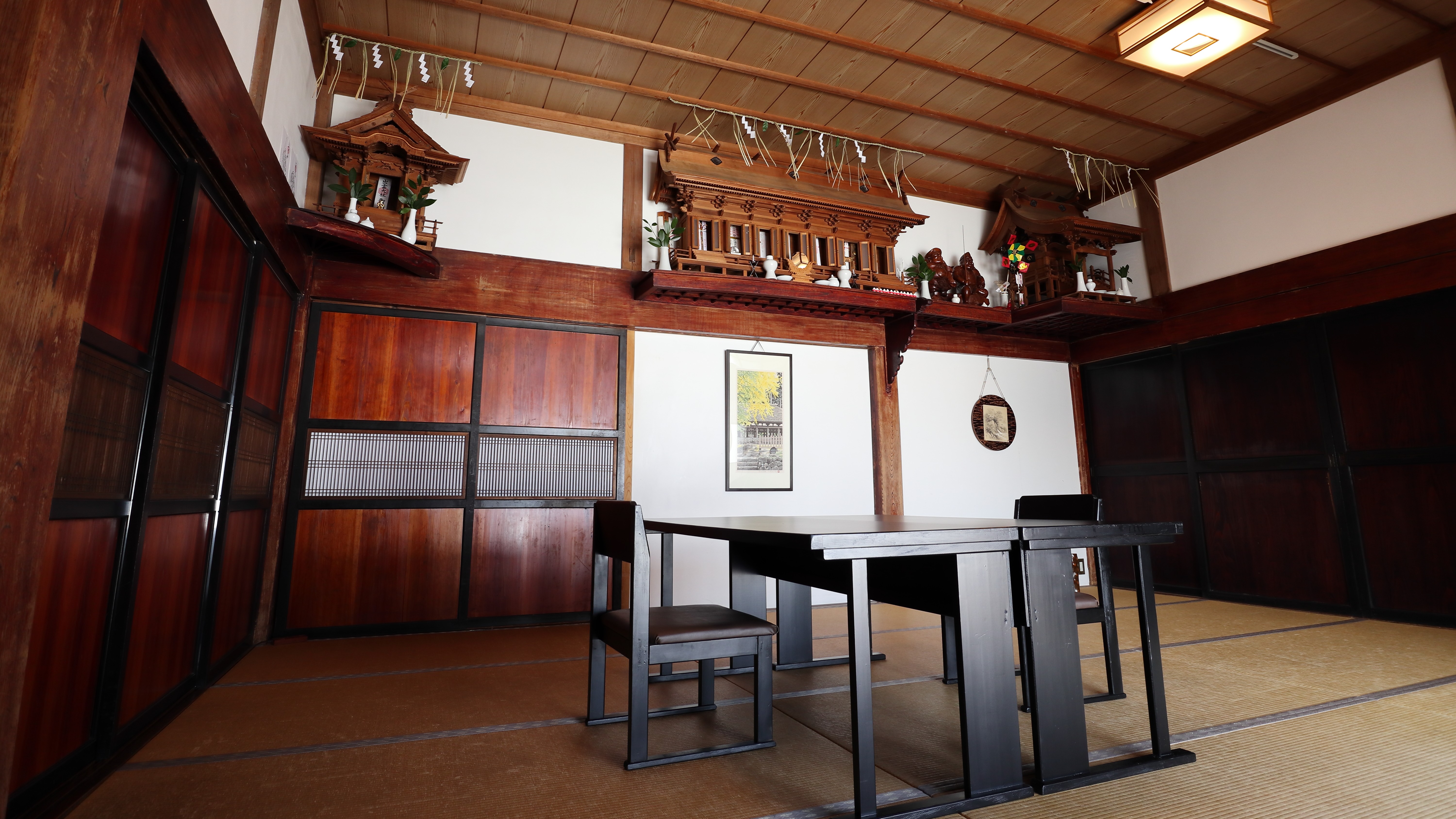 夕食会場となる座敷の一室　神棚のある座敷