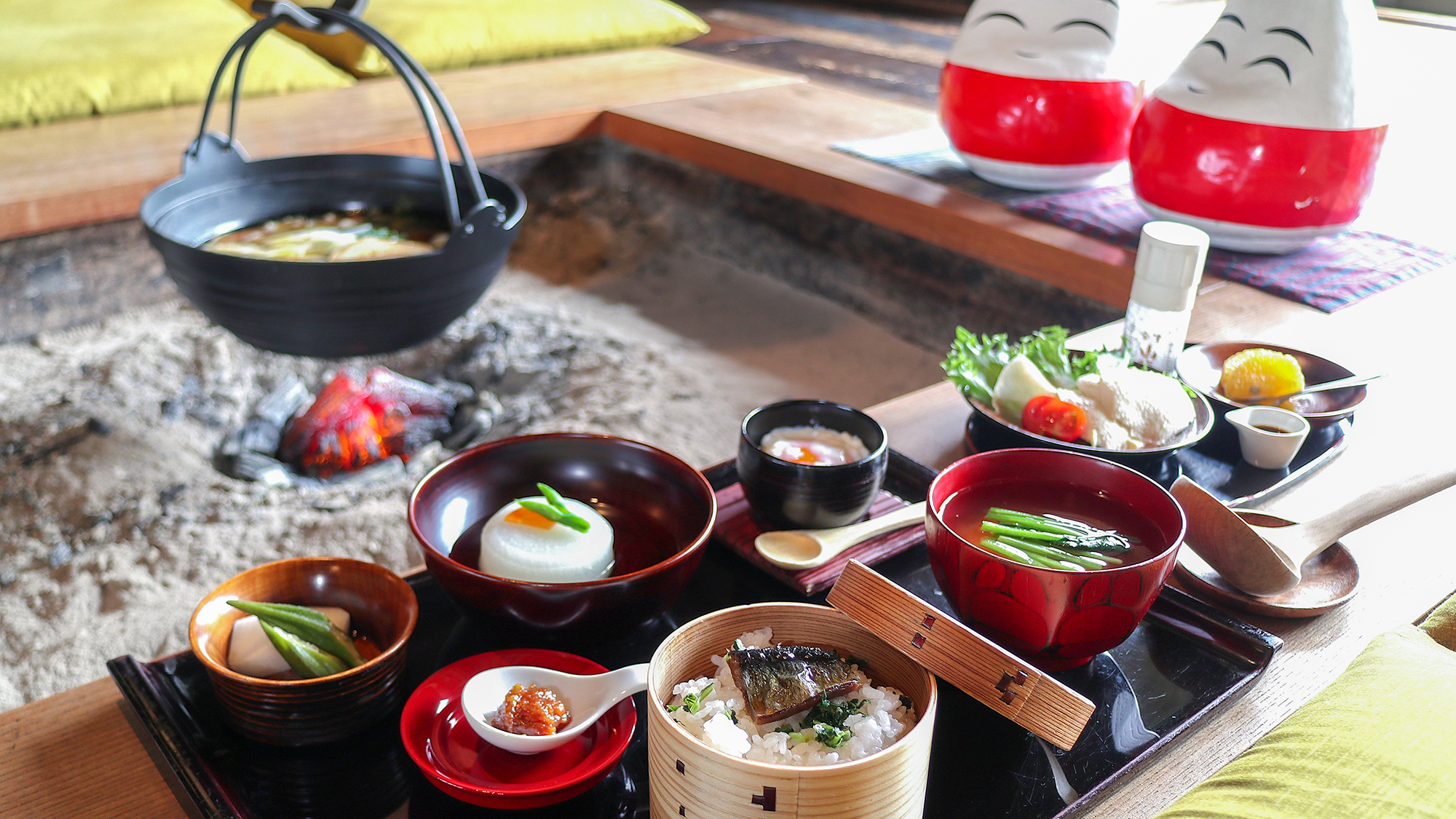 ＃朝食は会津漆器で。食器と囲炉裏の温かみある朝食タイムを満喫ください