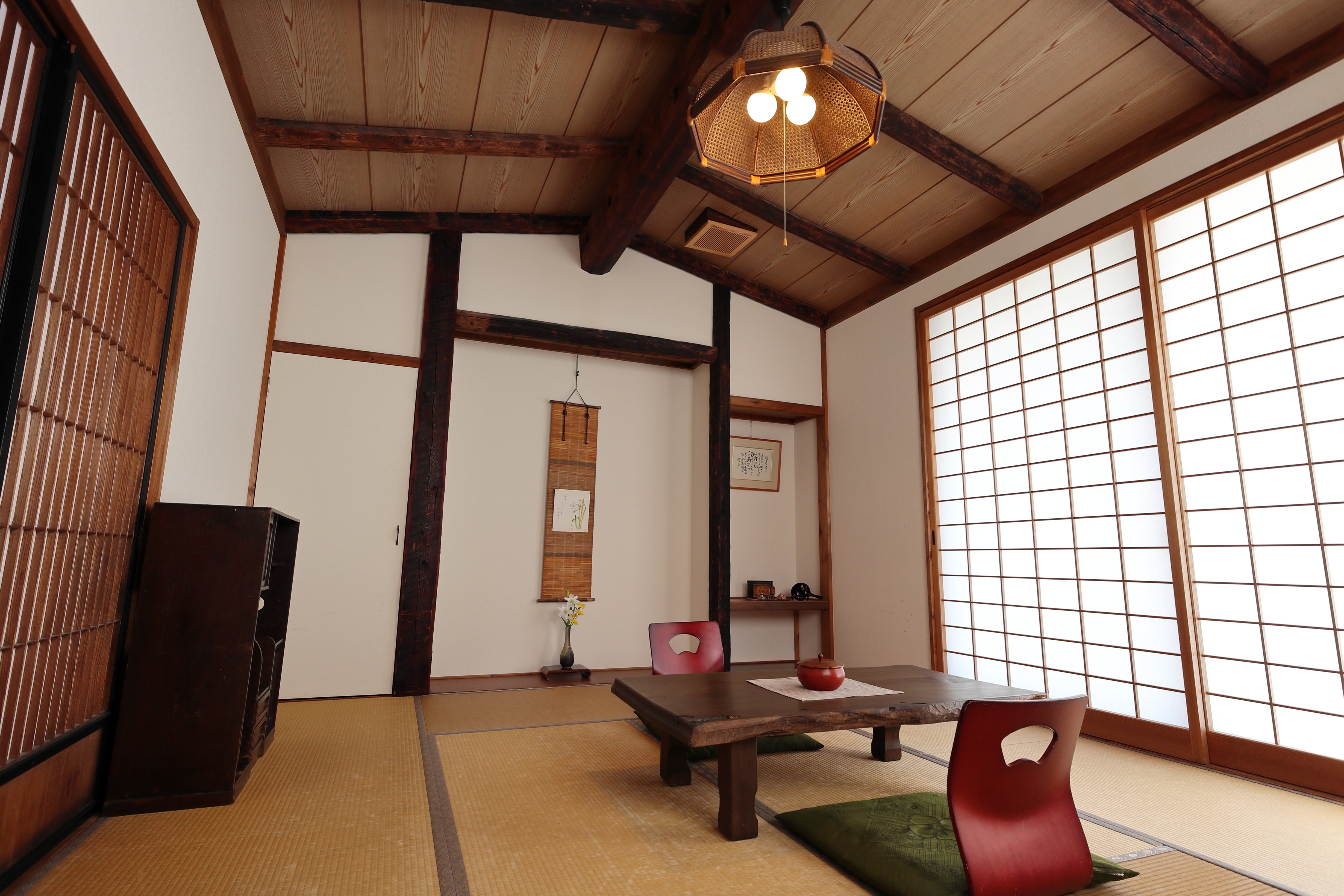 宿泊室「蔵の間」　古材を組み込み蔵座敷をイメージした重厚なイメージ