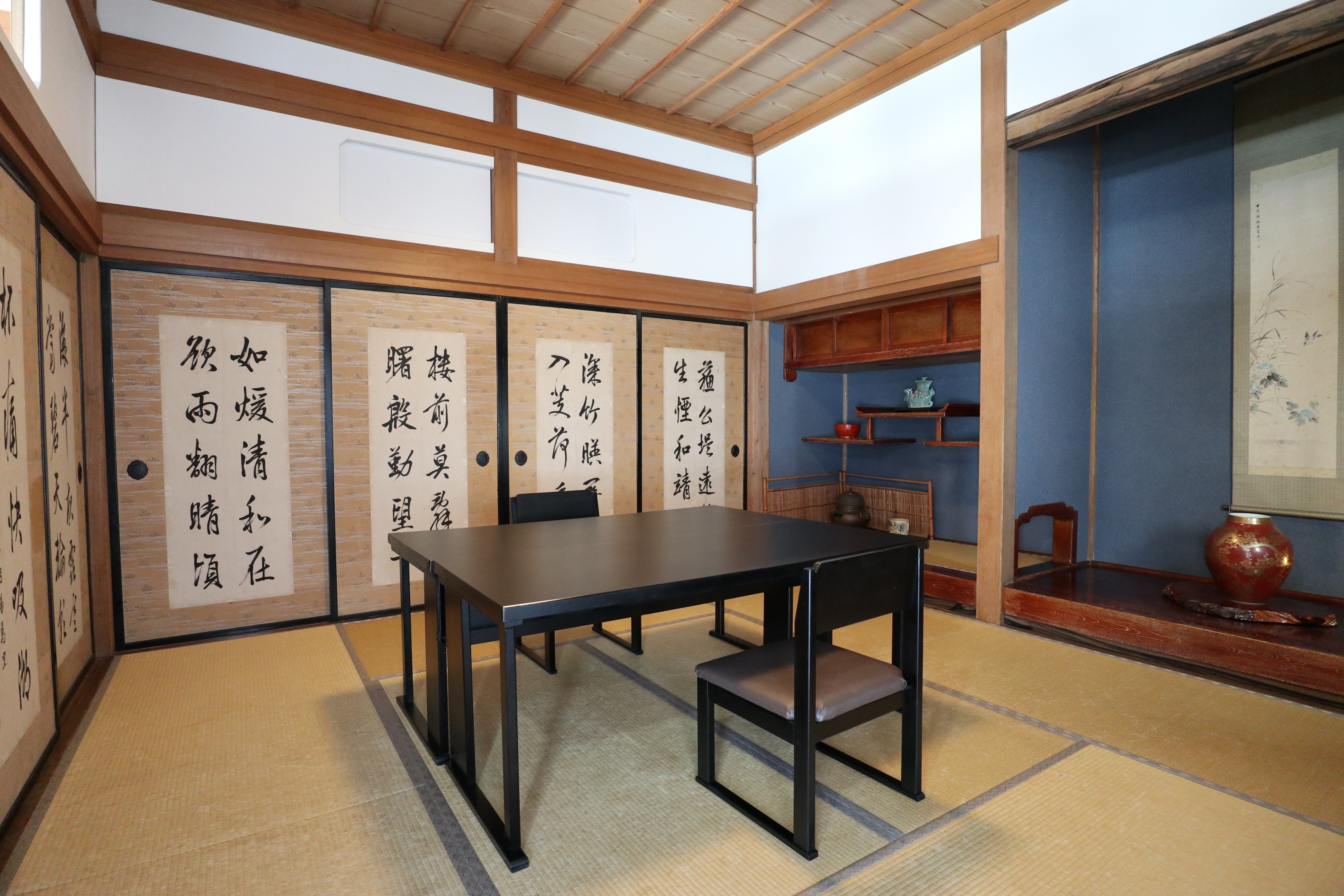 夕食会場にもなる座敷のうちの一室には、戊辰の役でも活躍した会津藩士が晩年に遺した書が貼られたふすまが設えられており、屋敷の見どころの一つとなっています。