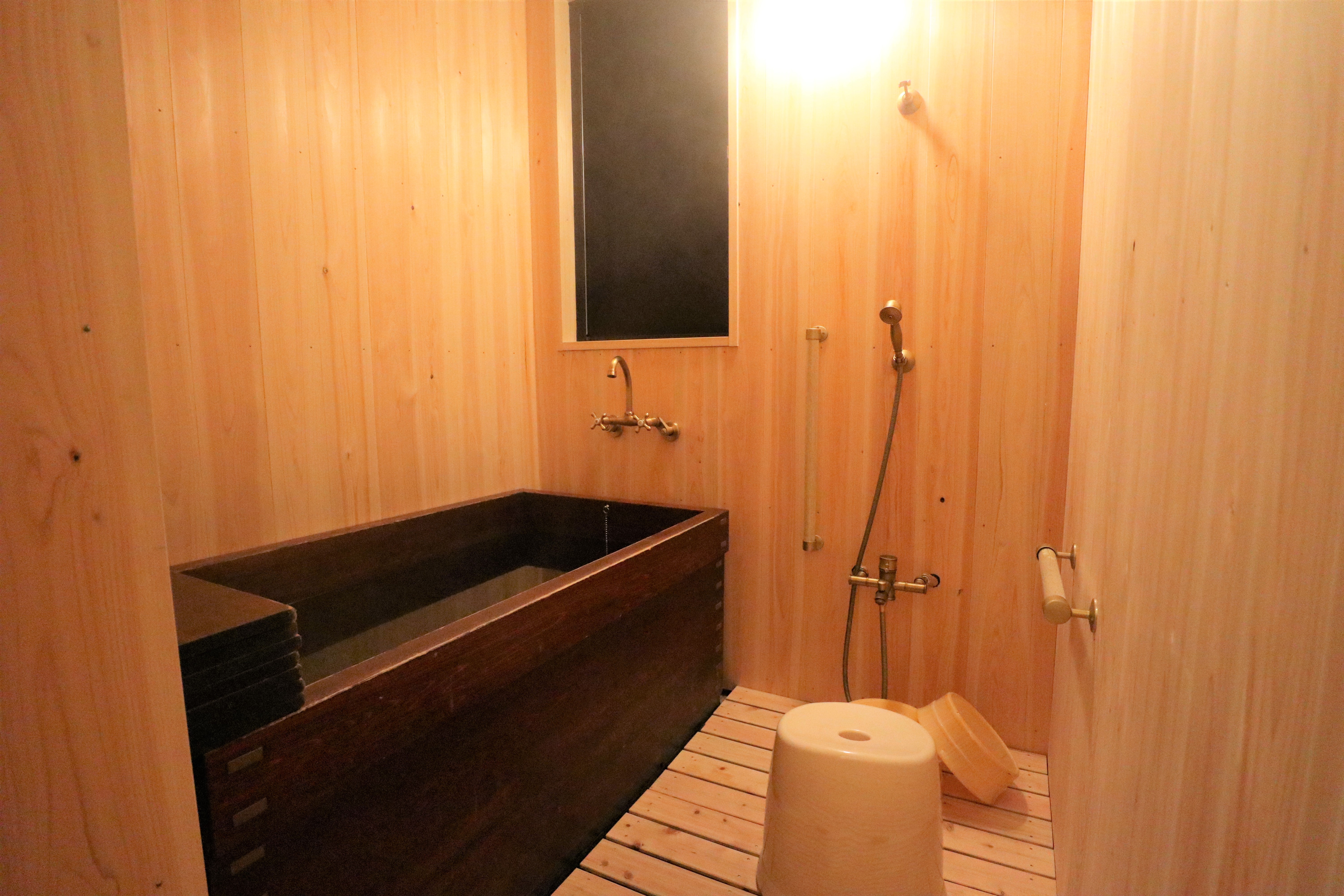 ひのき張りの浴室、漆塗りの浴槽