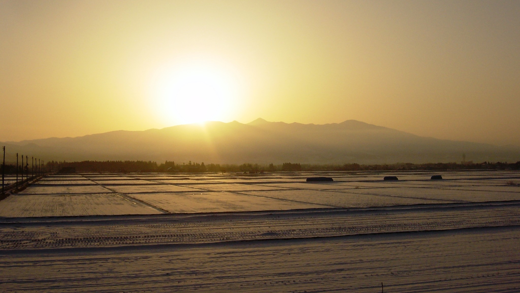 雪原となった田んぼと日の出