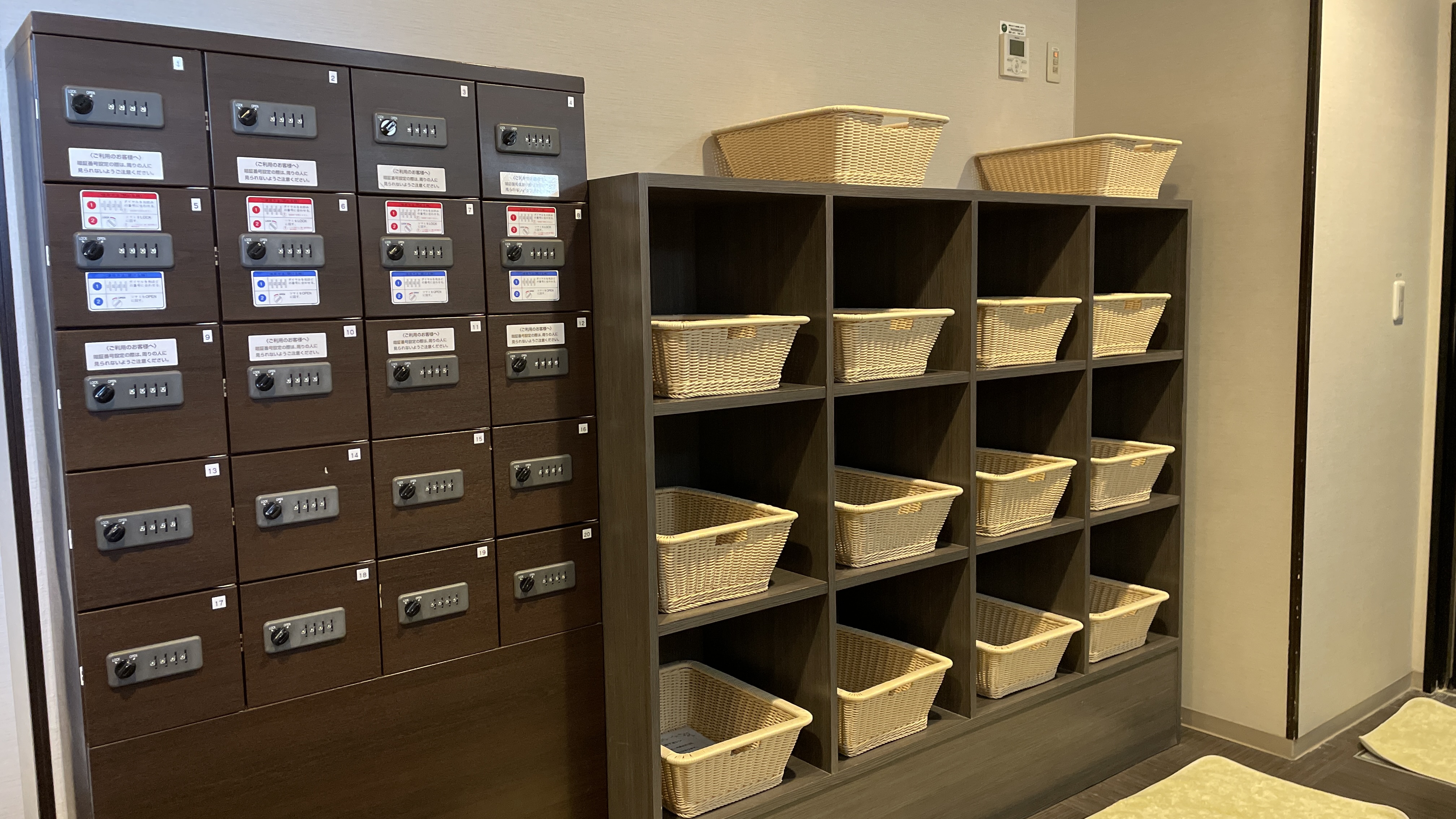 男性大浴場　脱衣所