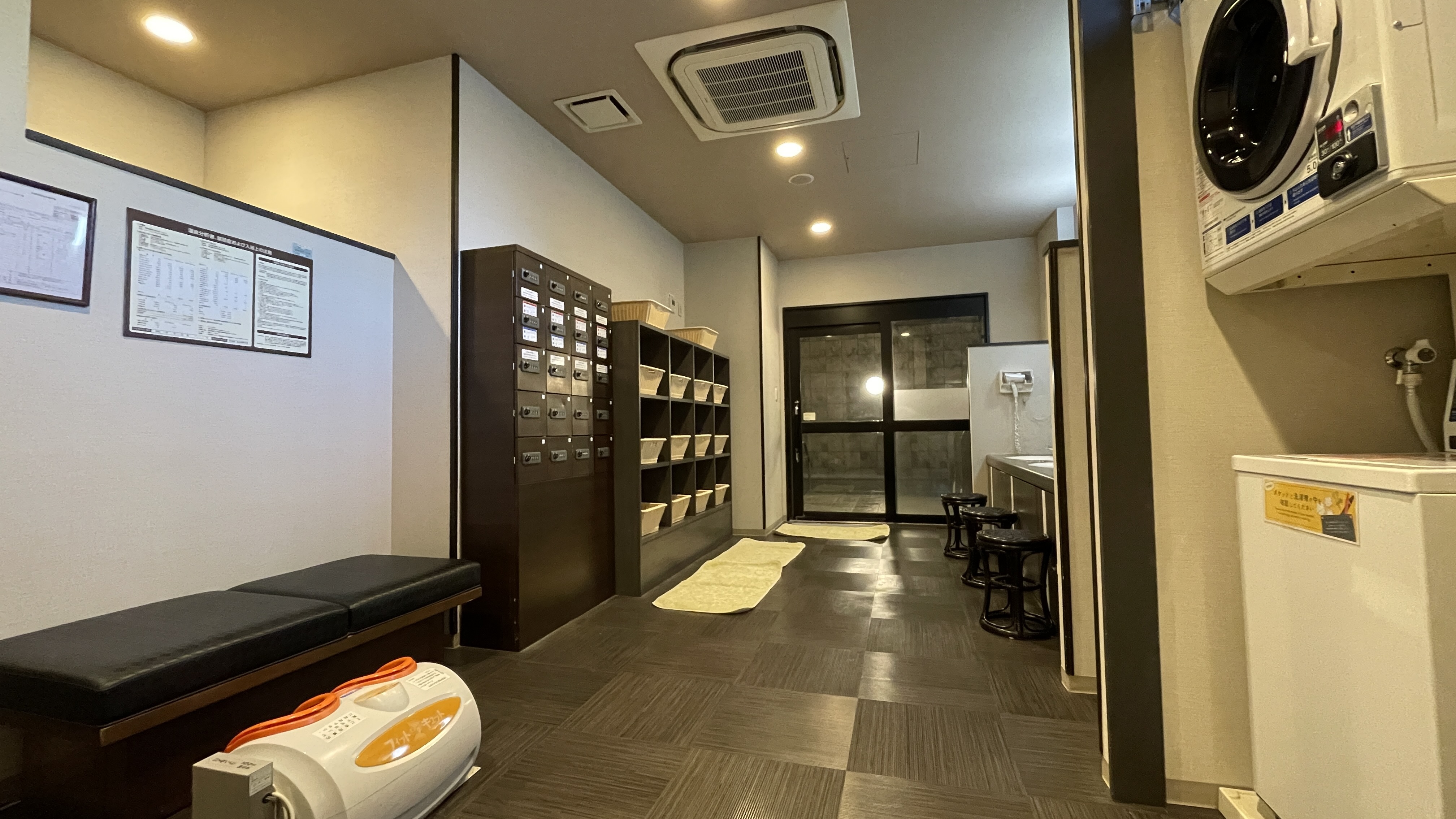 男性大浴場　脱衣所