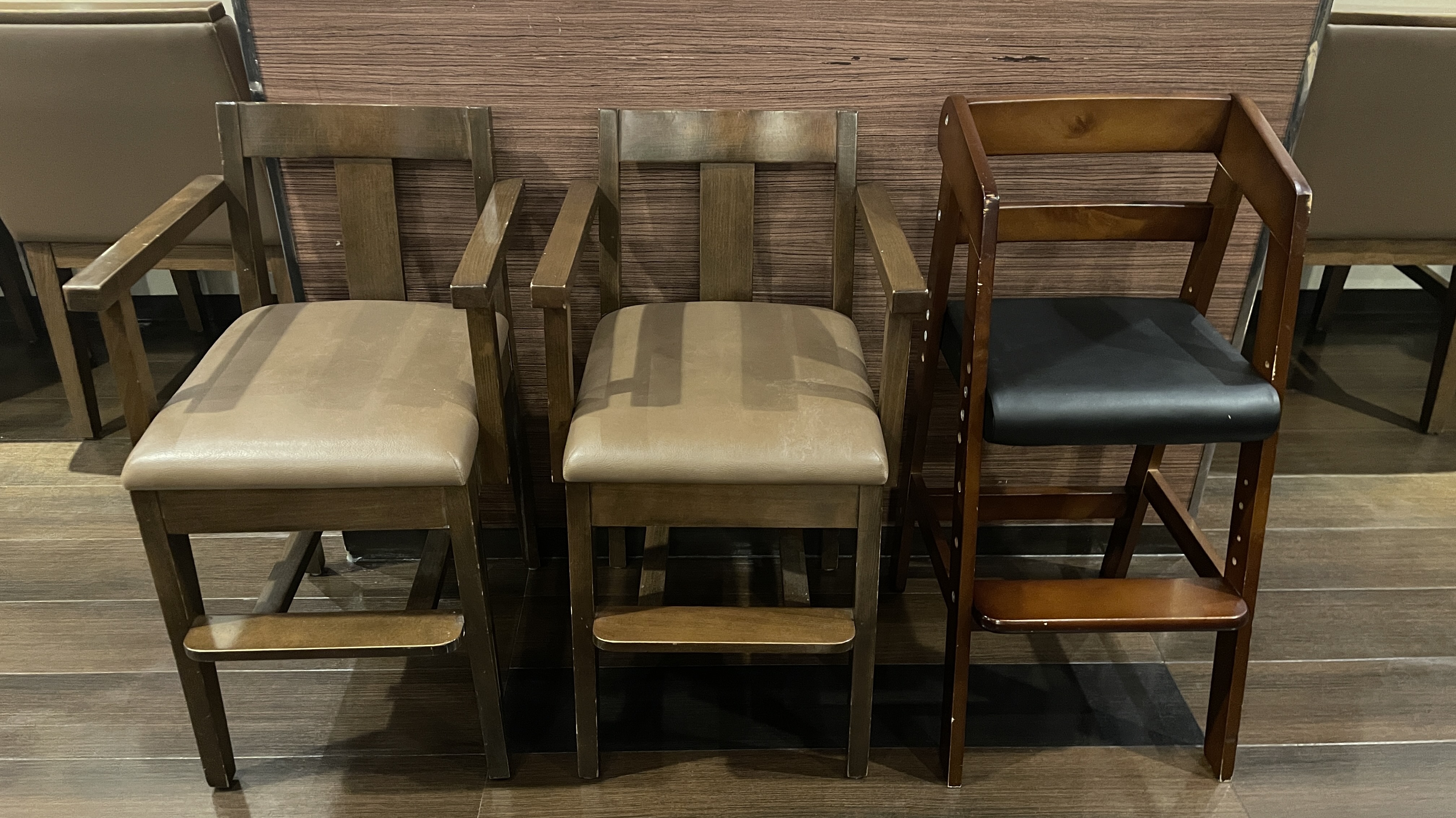 レストラン　子供用椅子