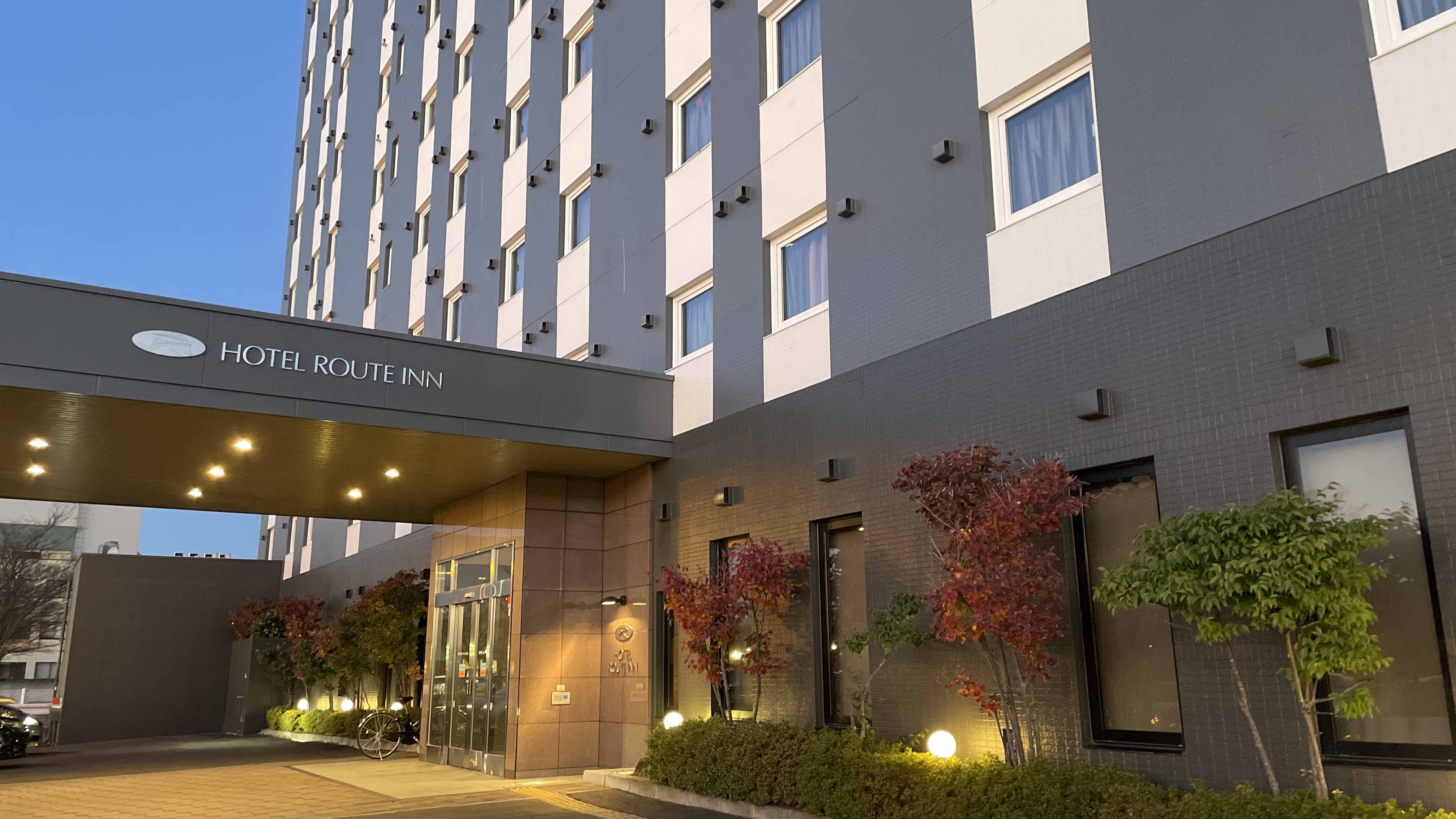 ホテル外観（正面エントランス）