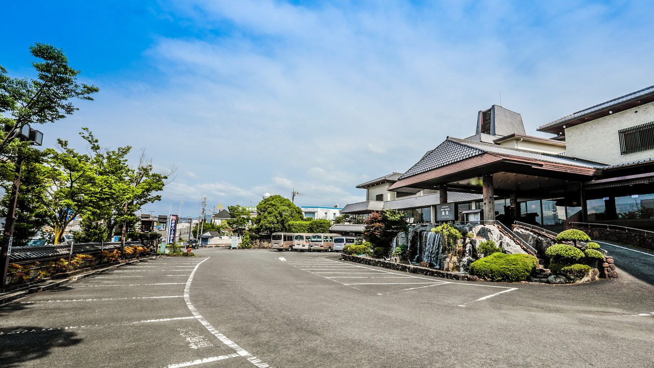 ホテル前駐車場