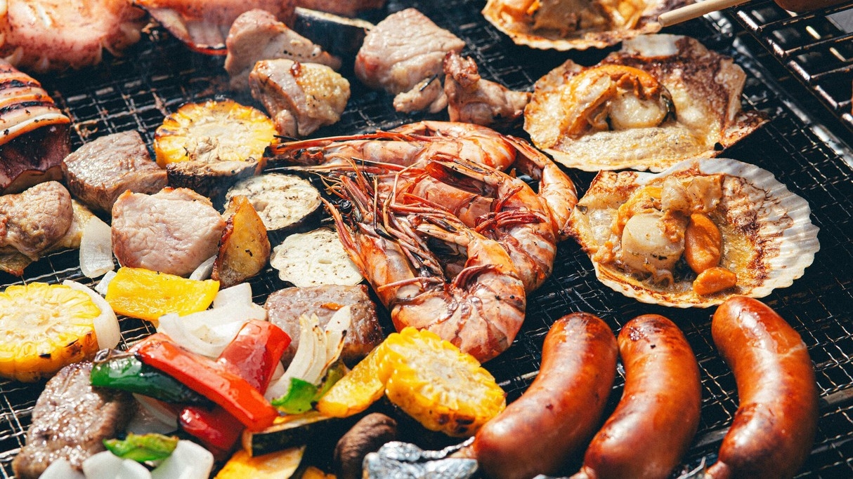 【デラックスＢＢＱ】海鮮と90分サントリー飲み放題付き☆お子様にも人気のプールサイドＢＢＱプラン