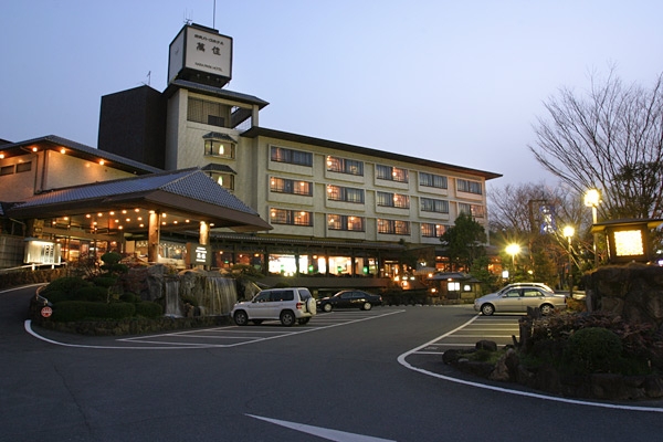 【奈良パークホテル】ホテル前が駐車場になっています。