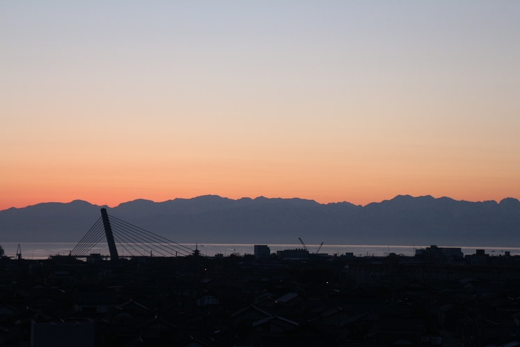 早朝、海越しの立山