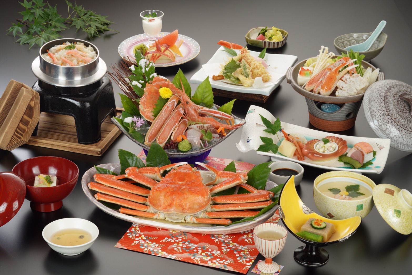 2025 料理長一押【蟹のフルコース会席】蟹刺し、焼き蟹、茹で蟹など蟹2杯を堪能＜本館リバービュー＞