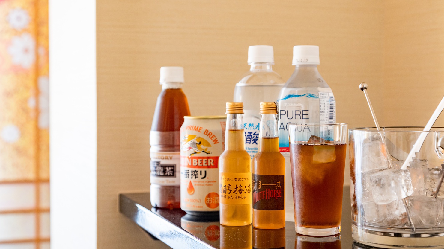 *デザイナーズルーム限定サービス…ビール、ウィスキー、梅酒など客室にミニバーをご用意しております