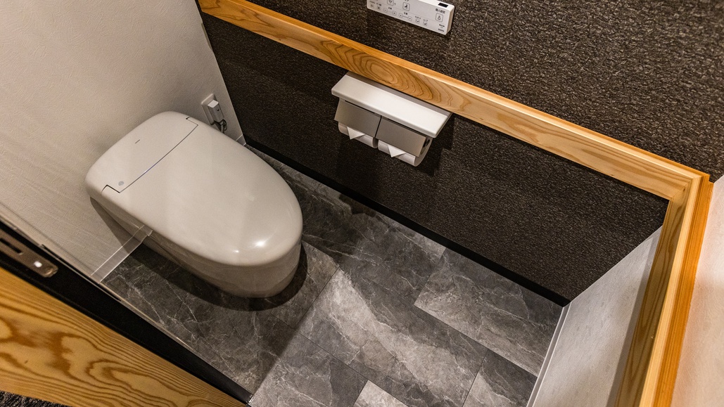 *【和モダンデザイナーズルーム（洋室）】トイレにも木の手すりがついてます