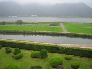 あさぎり荘中庭と円山川