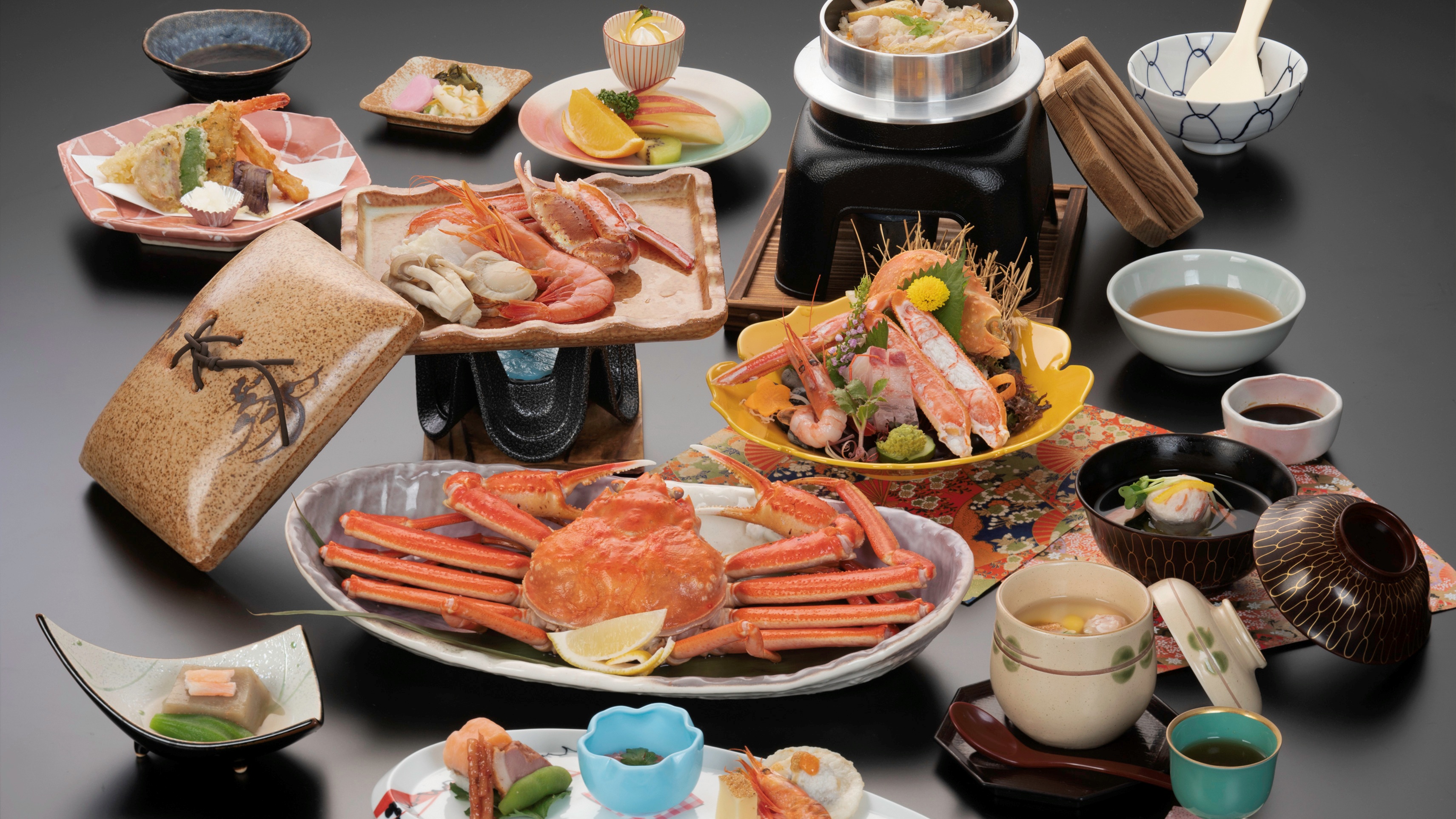 *2025蟹会席（一例）蟹刺し、焼き蟹など蟹のフルコース