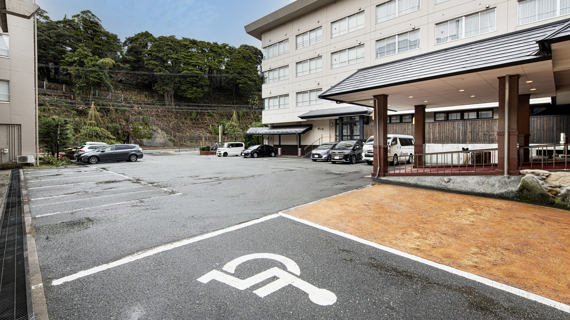 *広々とした駐車場