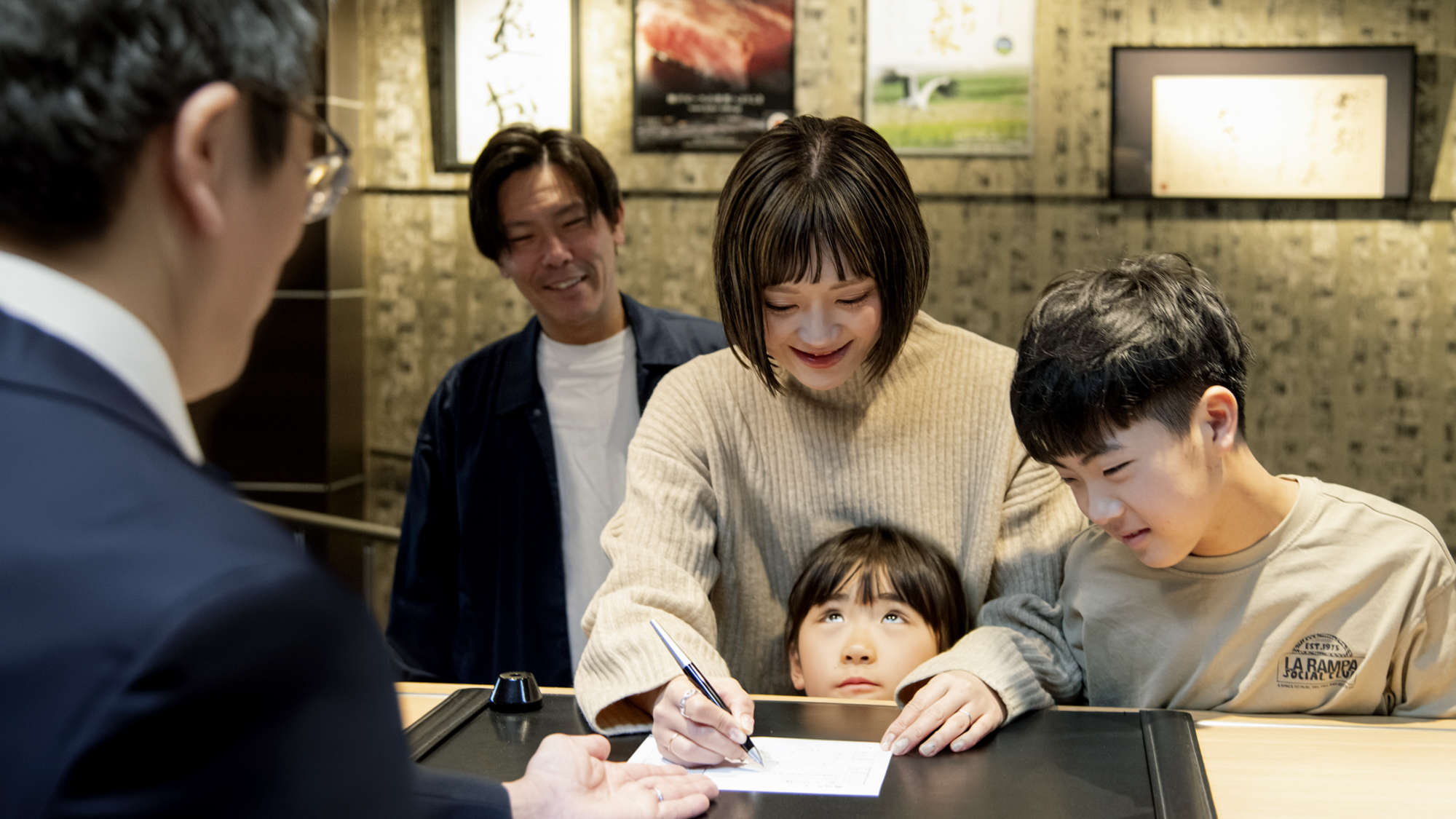 *フロントでチェックインの様子