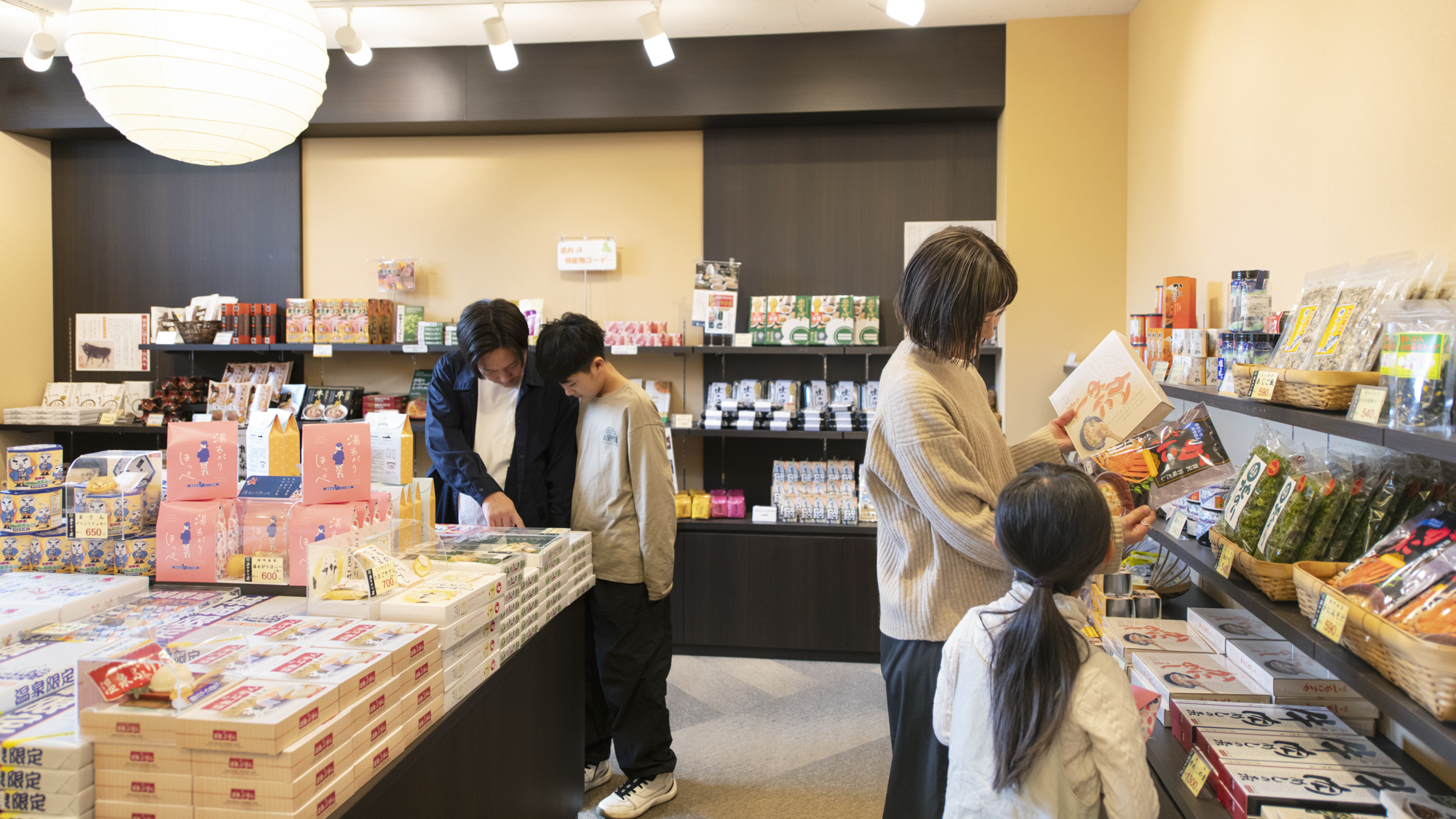 *売店スペースも十分にございますので、お土産など御覧になってください