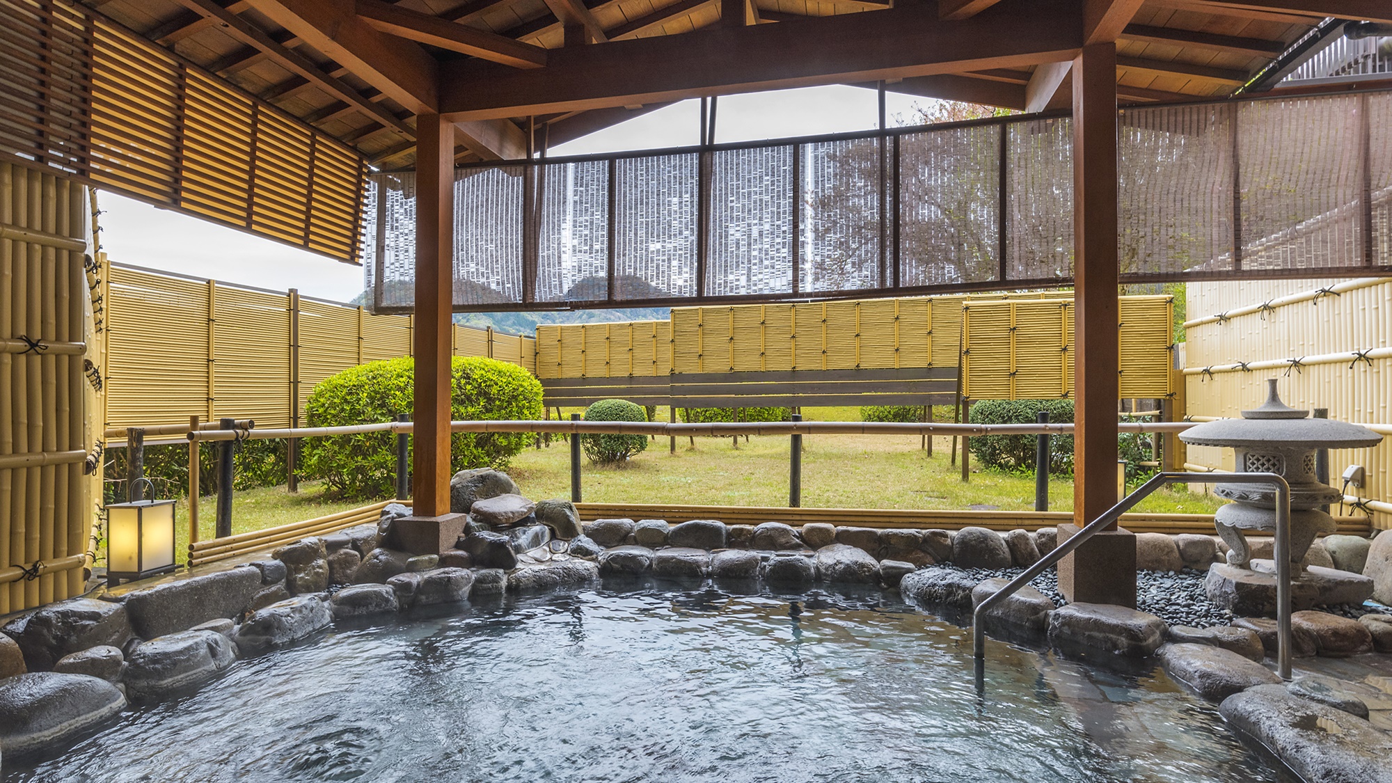 *【温泉】緑あふれる日本庭園をご覧いただきながら、おくつろぎいただくことができます