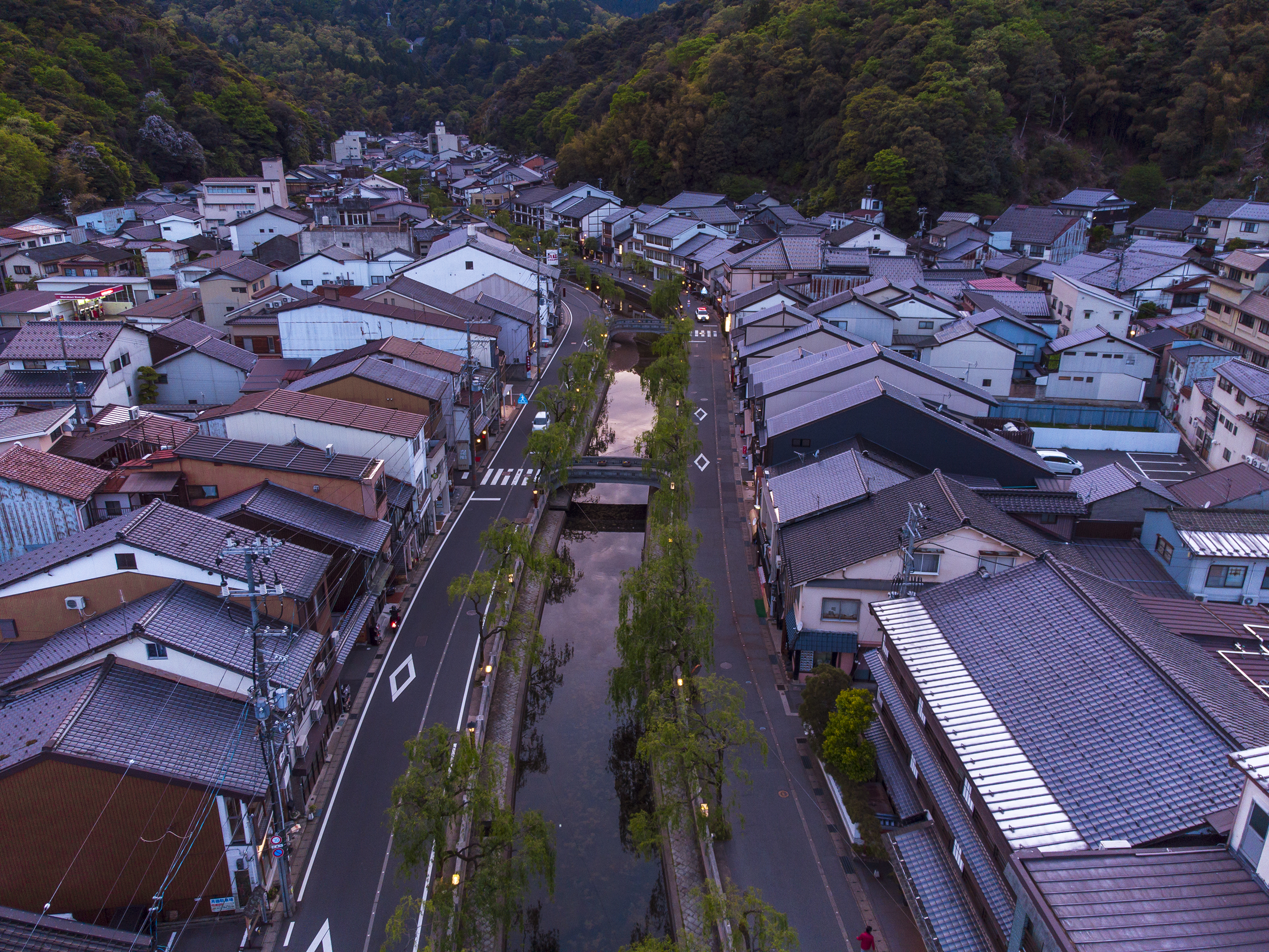 高台から見た夕暮れの城崎温泉の街並み