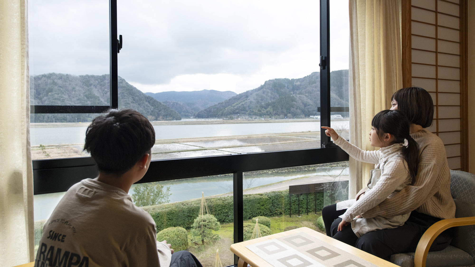 *本館の前には景色が広がっており、広縁から楽しむ様子