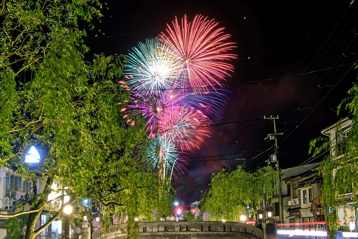 温泉祭＿春の夢花火の様子