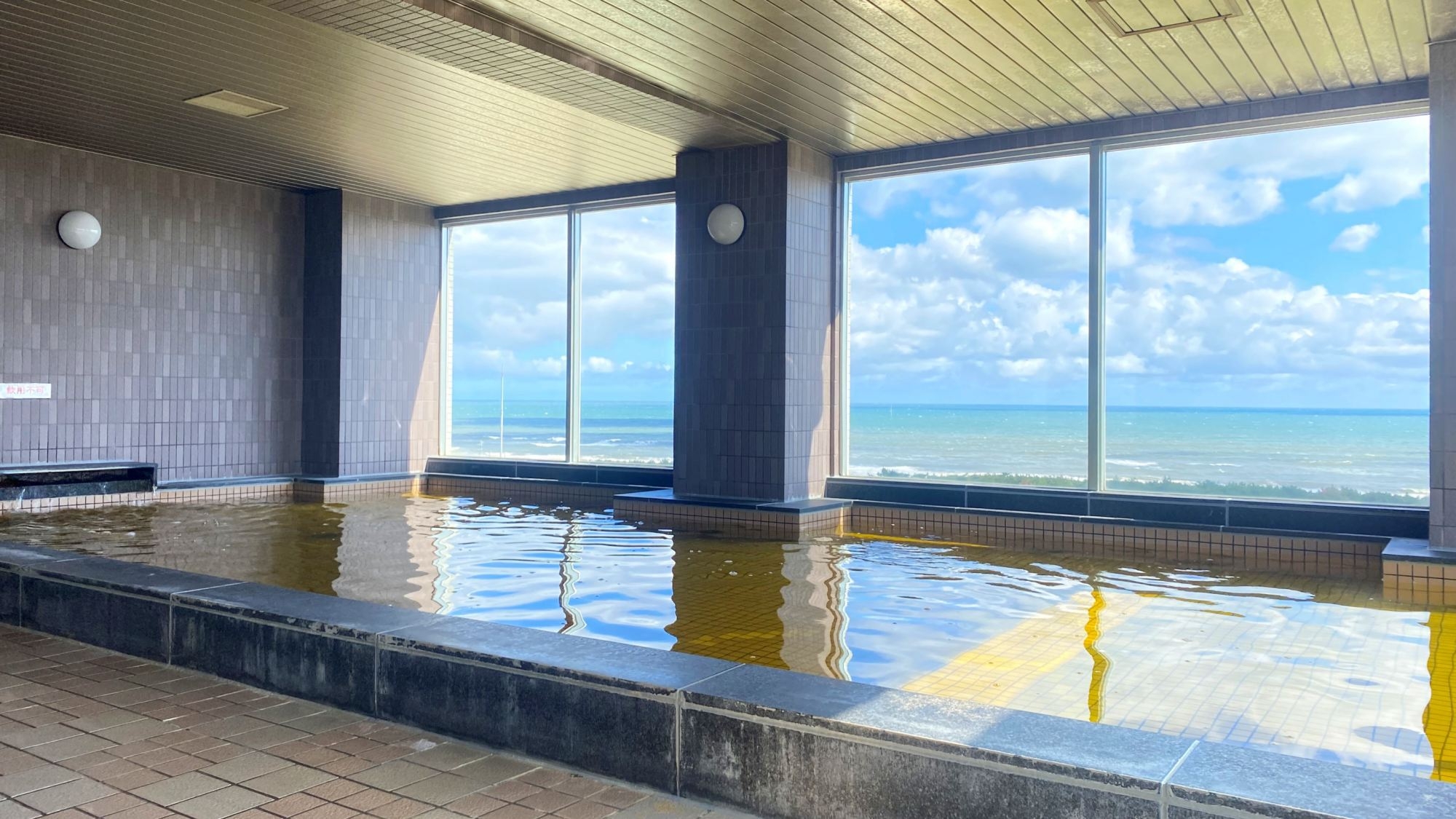 【スタンダード2食付】充実のスポーツ施設♪海を一望の大浴場で白子温泉満喫♪