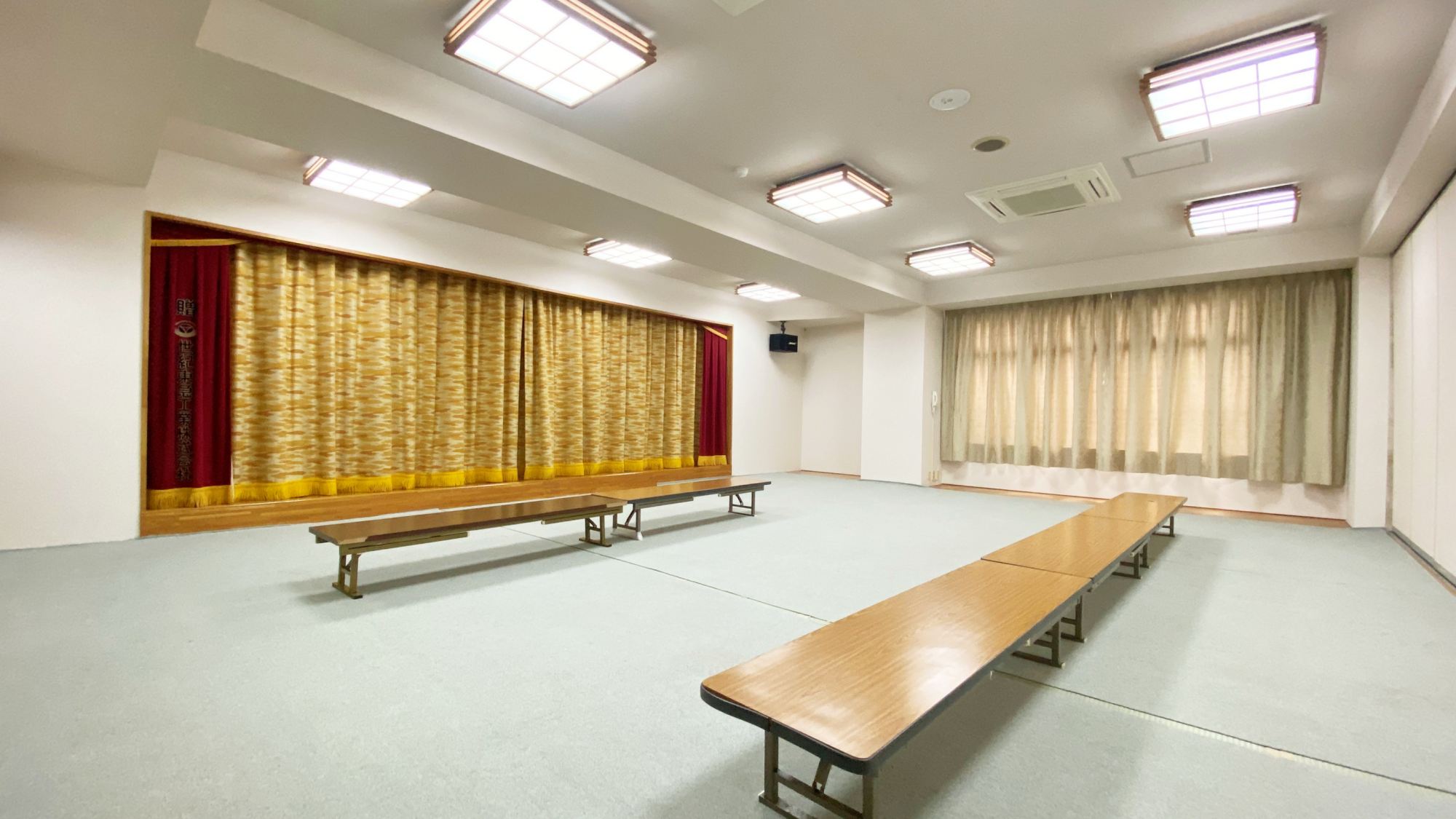 *【館内】宴会場/イベントや団体利用に最適な広々空間です。