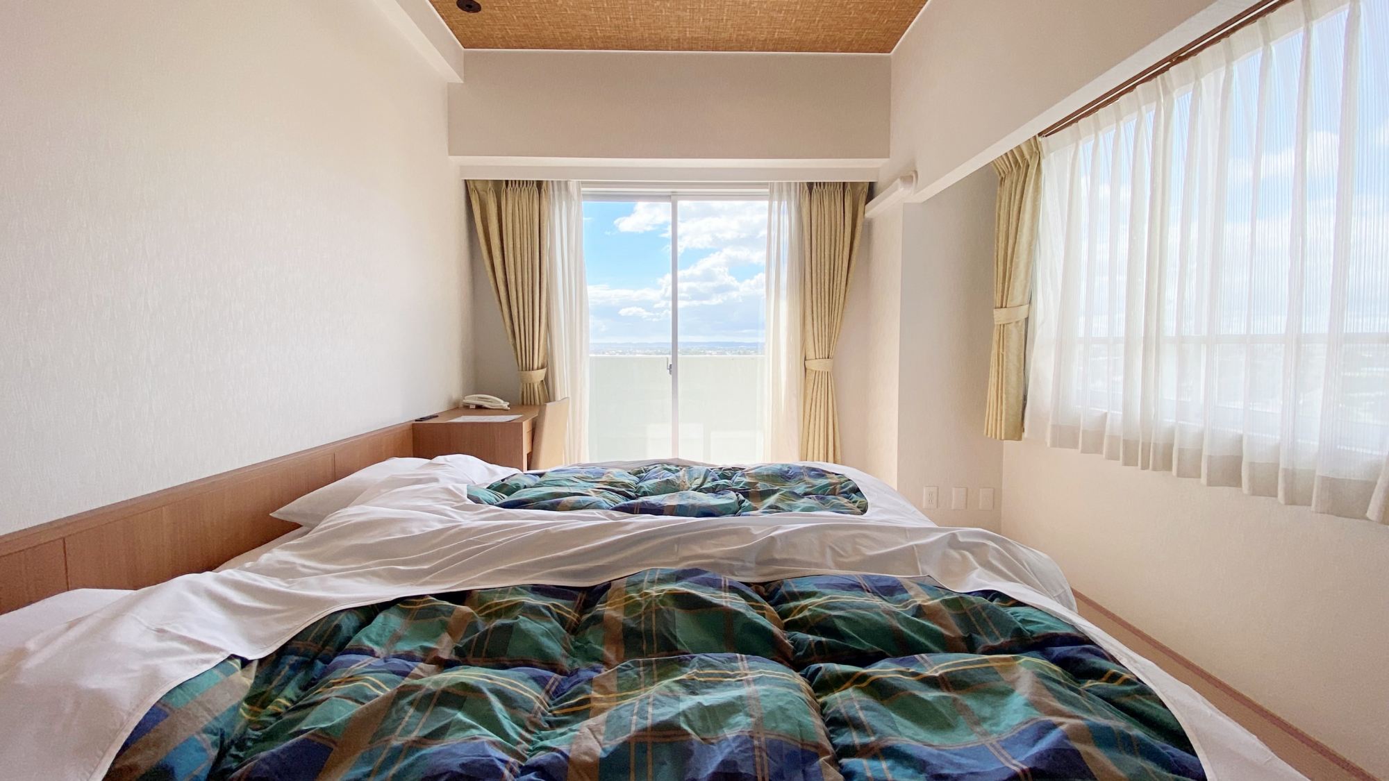 *【客室】洋室トイレ付/1～2名様用。2面採光なので開放感抜群です。