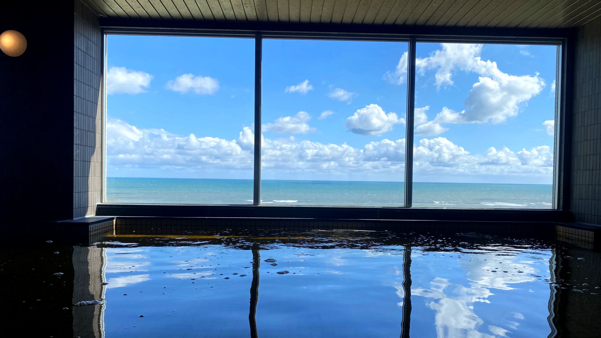 *【大浴場/男湯】広がる水平線を眺めながら湯に浸かって贅沢な時間をお過ごしください。