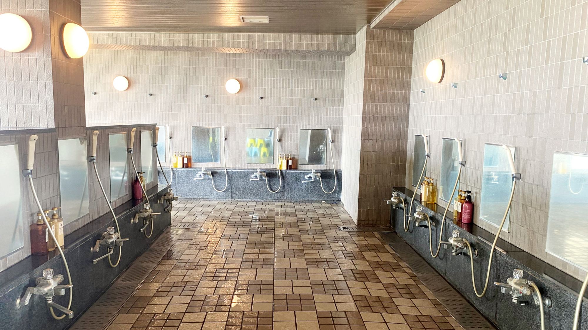 *【大浴場/男湯】広々スペースでゆったりとしたひとときをお過ごしいただけます。