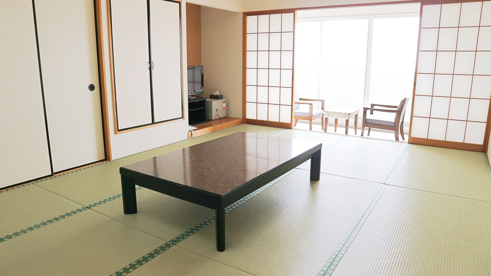 *【客室】和室12畳バストイレ付/グループやファミリー向け。バスルームも完備。