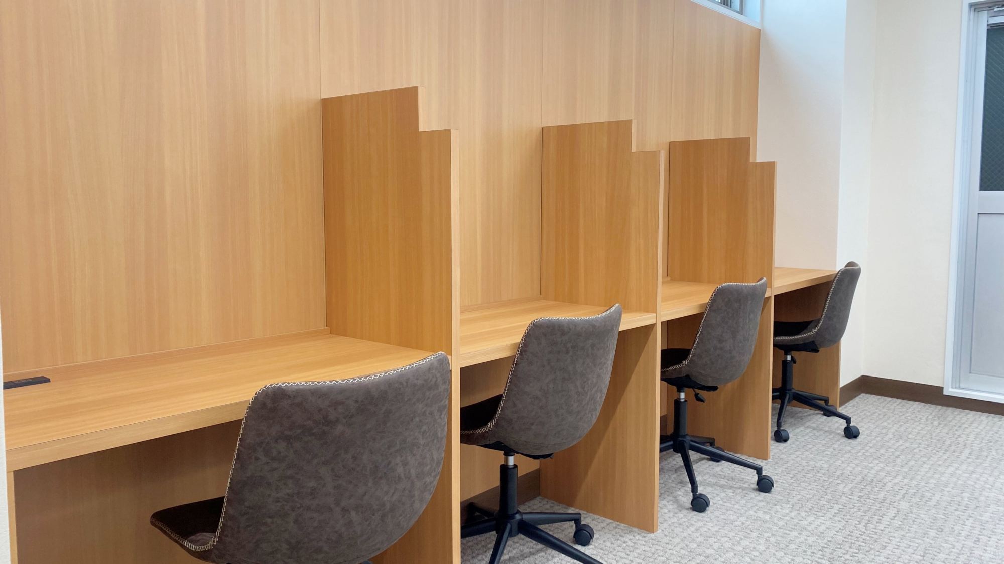 *【館内】ワーキングスペース/集中できる個別ブースをご用意しております。