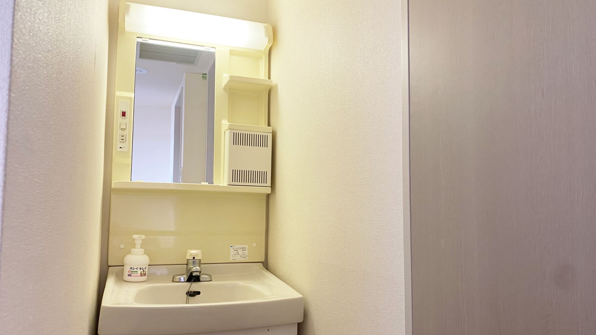 *【客室設備】使いやすいシンプルな洗面スペースをご用意。