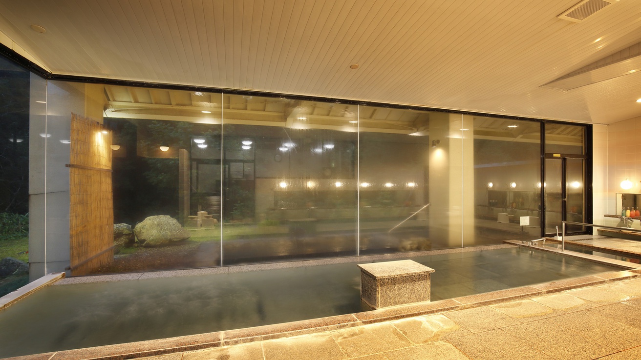 【眺望大浴場】一面ガラス張り、開放感ある眺望大浴場でゆっくりお寛ぎください。