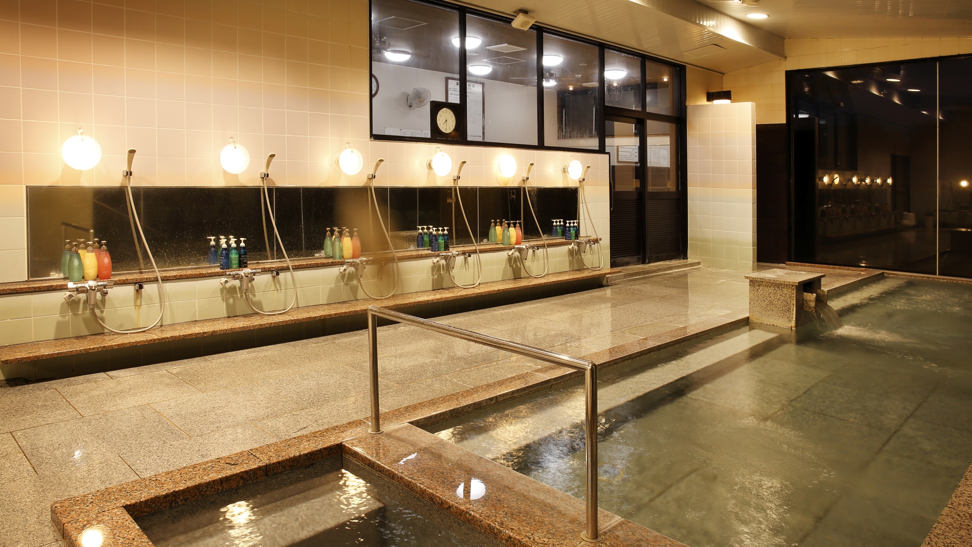 【眺望大浴場】内湯には、水風呂、ミストサウナ、レインシャワー、ジャグジーがございます。