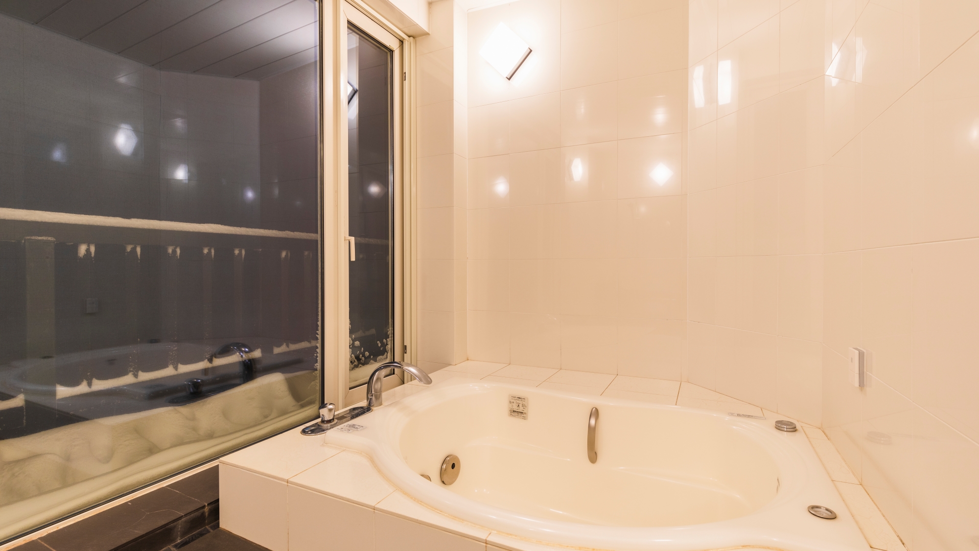 【ロイヤルスイート】白銀の八甲田を望む、眺望の良い展望温泉風呂には、ジャグジーを完備。
