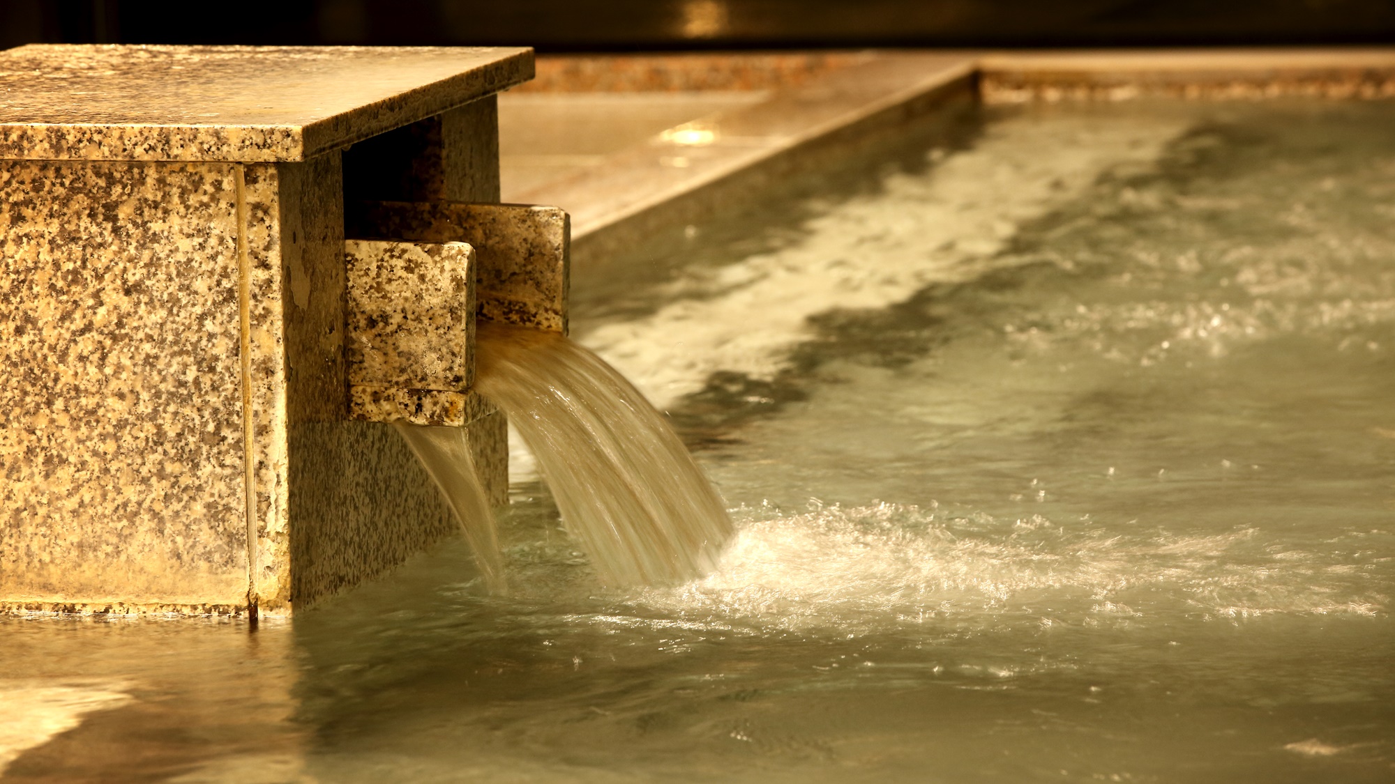 【眺望大浴場】八甲田の天然温泉は効能豊かで疲れを癒す湯です。