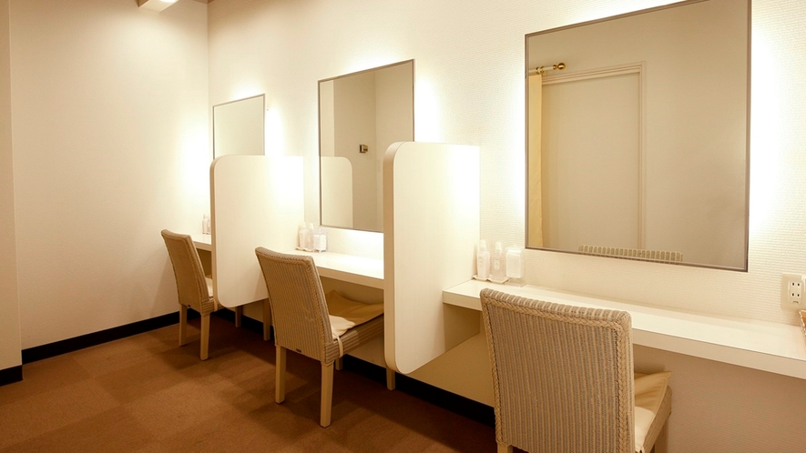 【館内施設】「女性専用パウダールーム」清潔感ある空間には、各種アメニティを取り揃えております。
