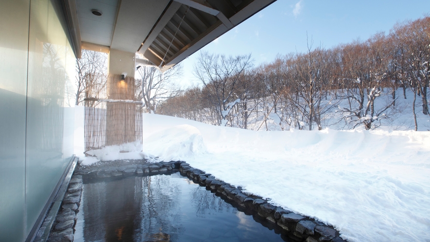 【露天風呂】風情ある雪見風呂は、冷えた体に温泉のぬくもりが沁みわたります。