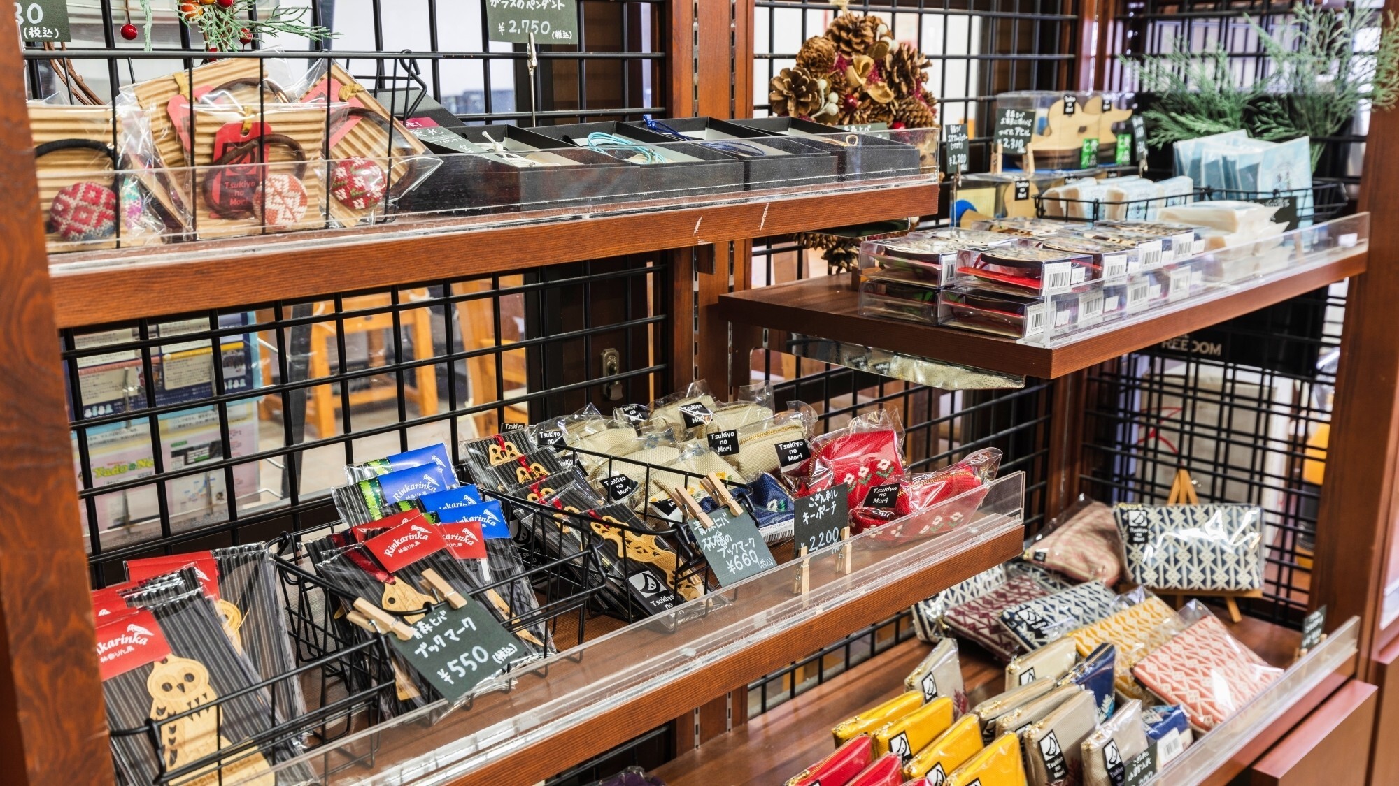 【館内施設】「売店」伝統工芸品・こぎん刺しや津軽びいどろを使ったアクセサリー等もございます。