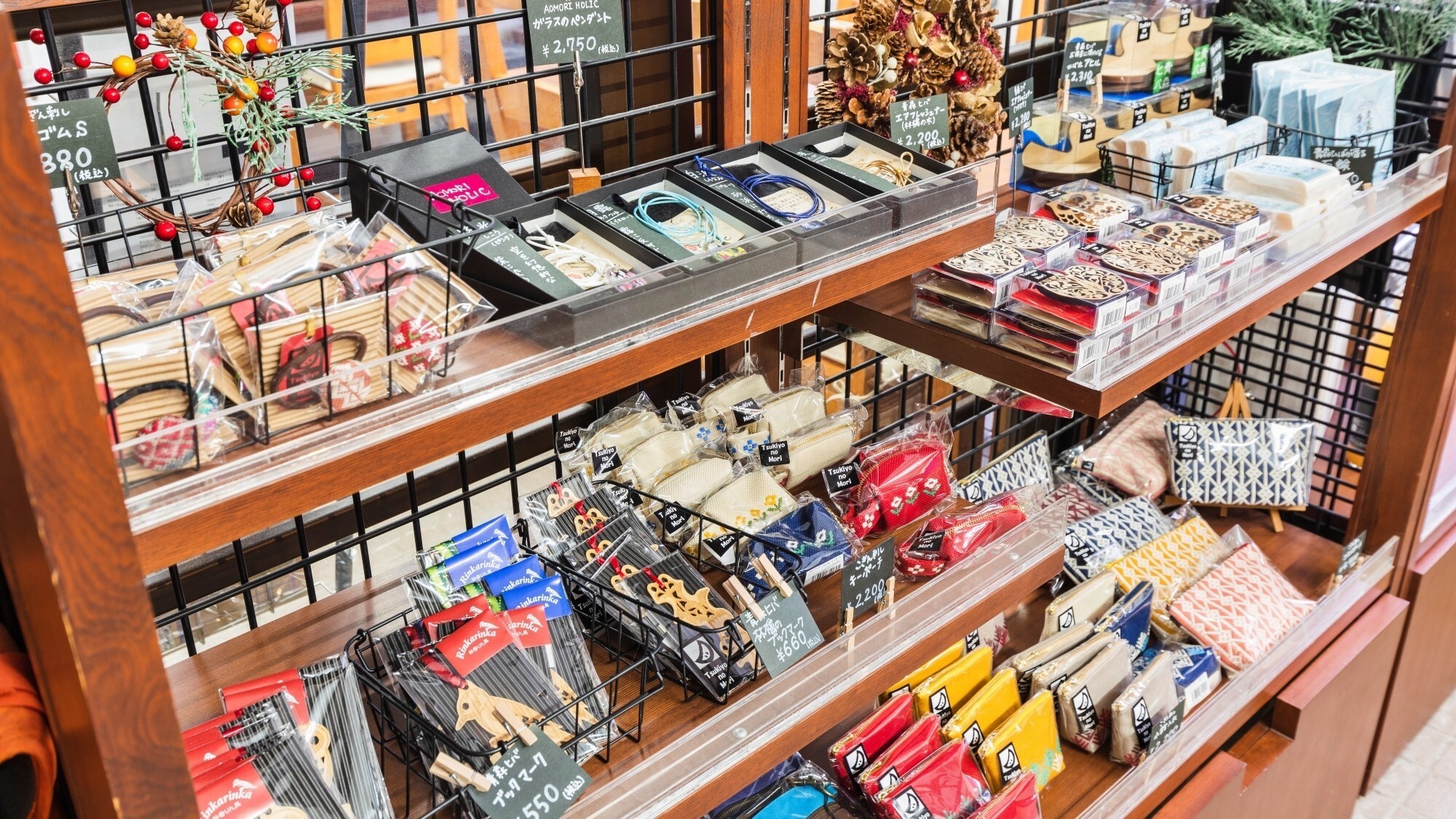 【館内施設】「売店」伝統工芸品・こぎん刺しや津軽びいどろを使ったアクセサリー等もございます。